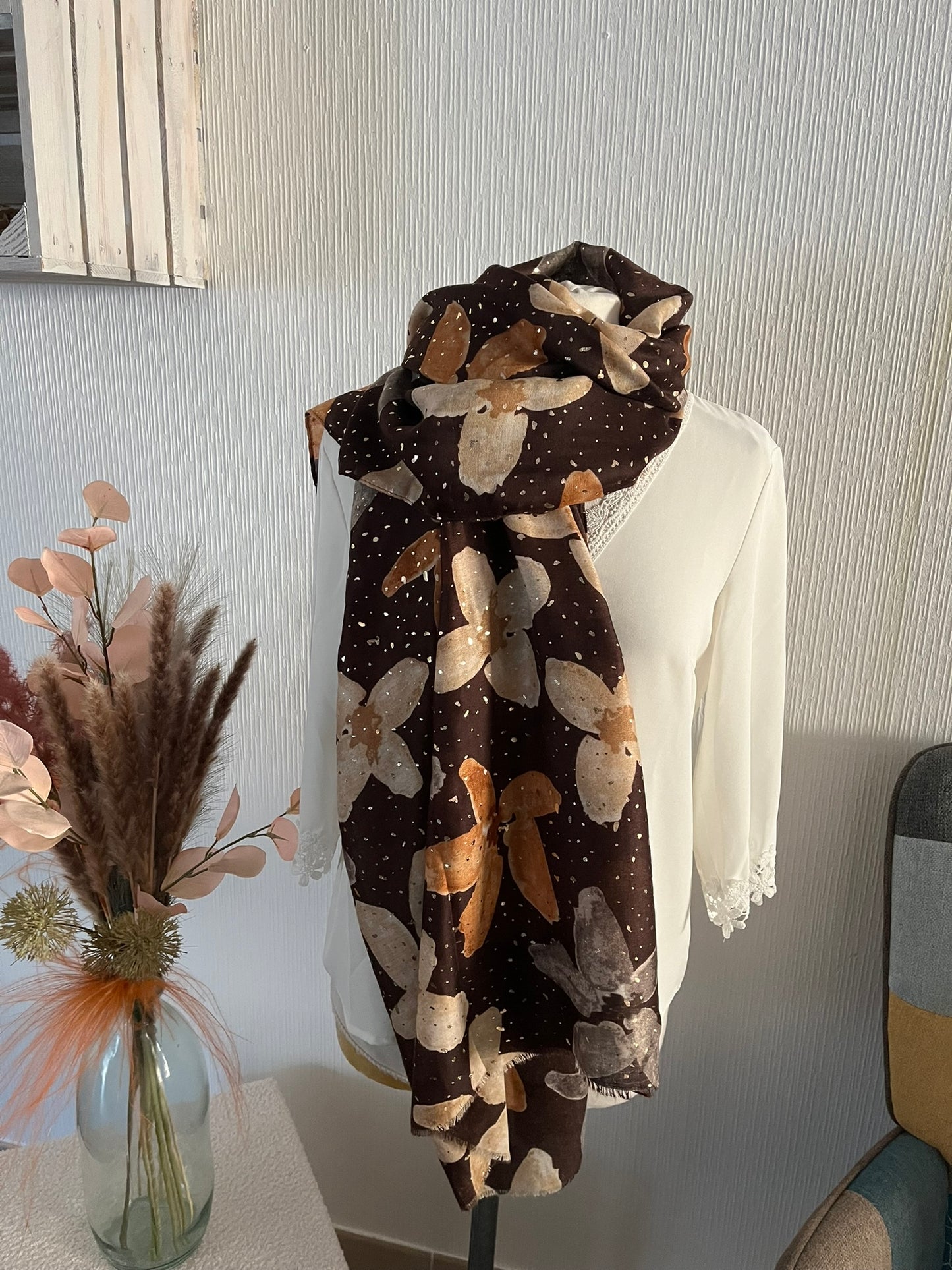 Foulard Femme Doux et Chic Orné avec de jolies fleurs - de couleur Noir - Beige - Bleu - Marron