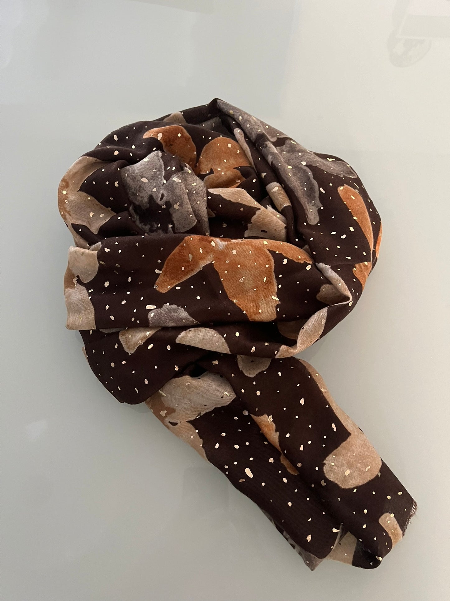 Foulard Femme Doux et Chic Orné avec de jolies fleurs - de couleur Noir - Beige - Bleu - Marron