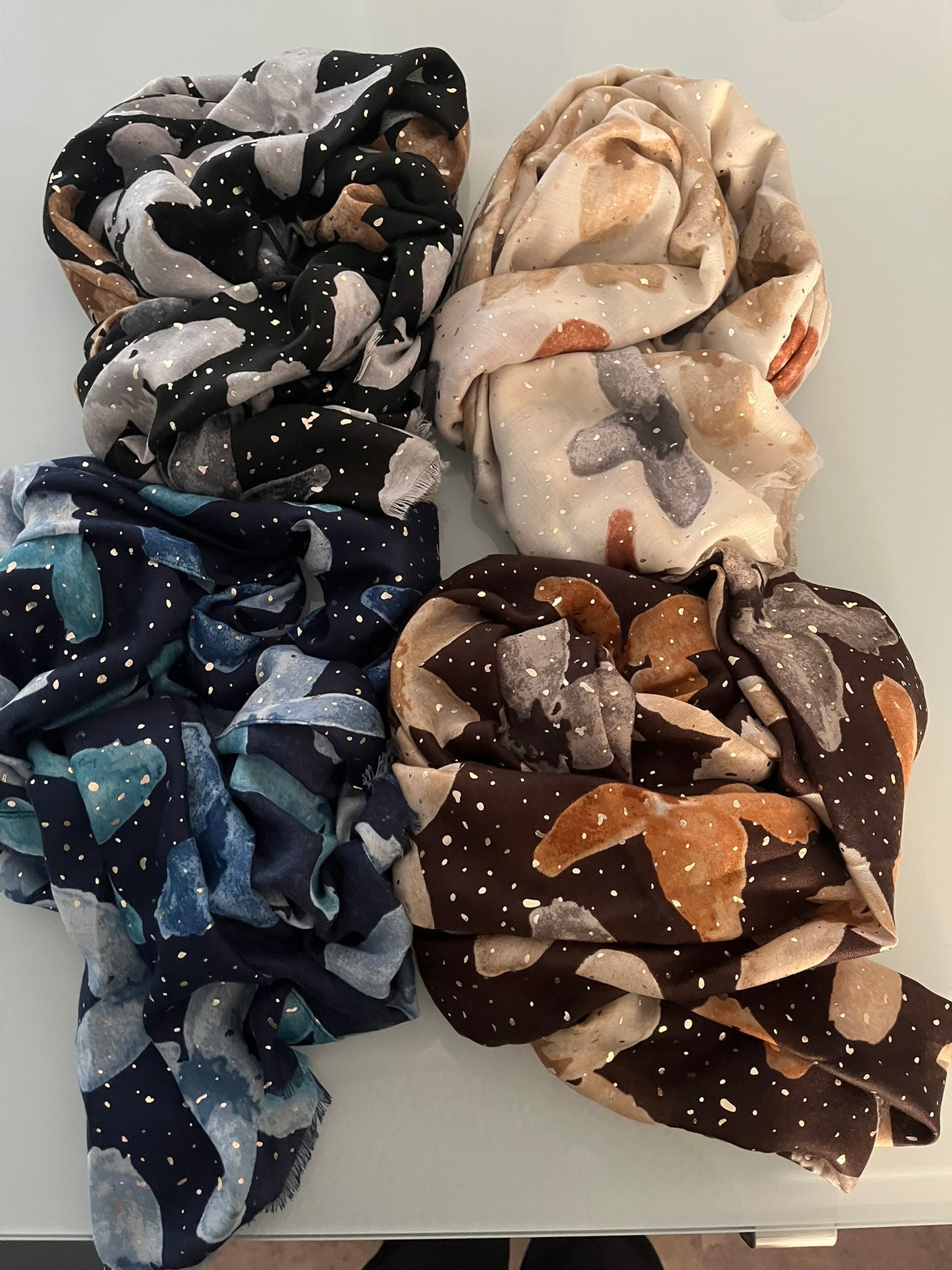 Foulard Femme Doux et Chic Orné avec de jolies fleurs - de couleur Noir - Beige - Bleu - Marron