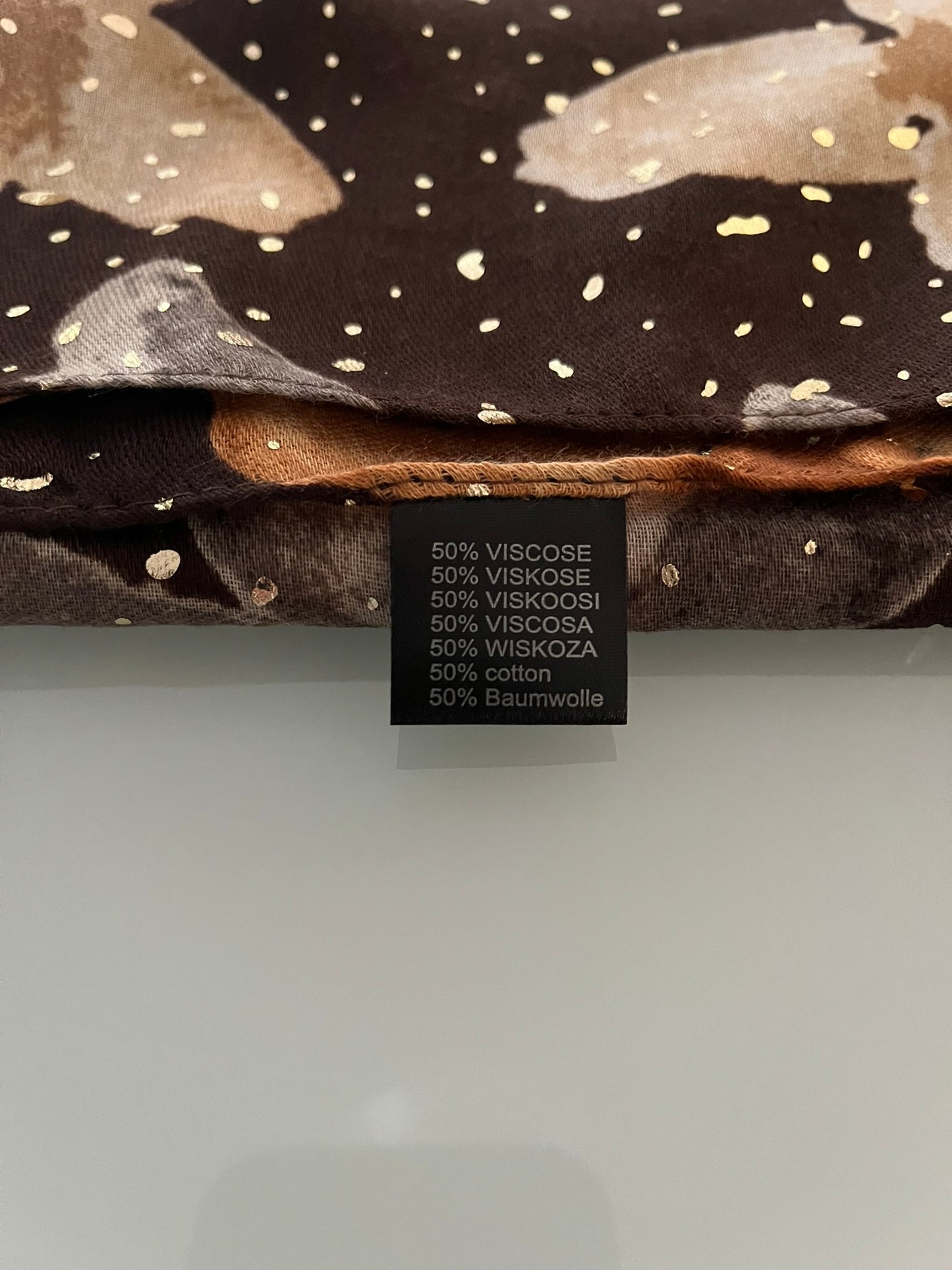 Foulard Femme Doux et Chic Orné avec de jolies fleurs - de couleur Noir - Beige - Bleu - Marron