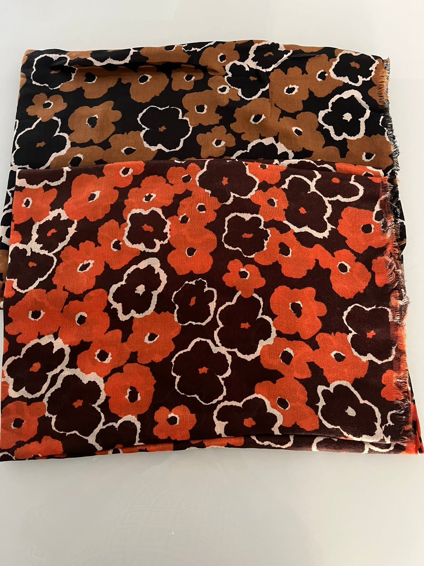 Foulard Femme Douce et chaleureuse Mode Ornés des ses fleurs de couleur noir et marron  ou Marron et orange