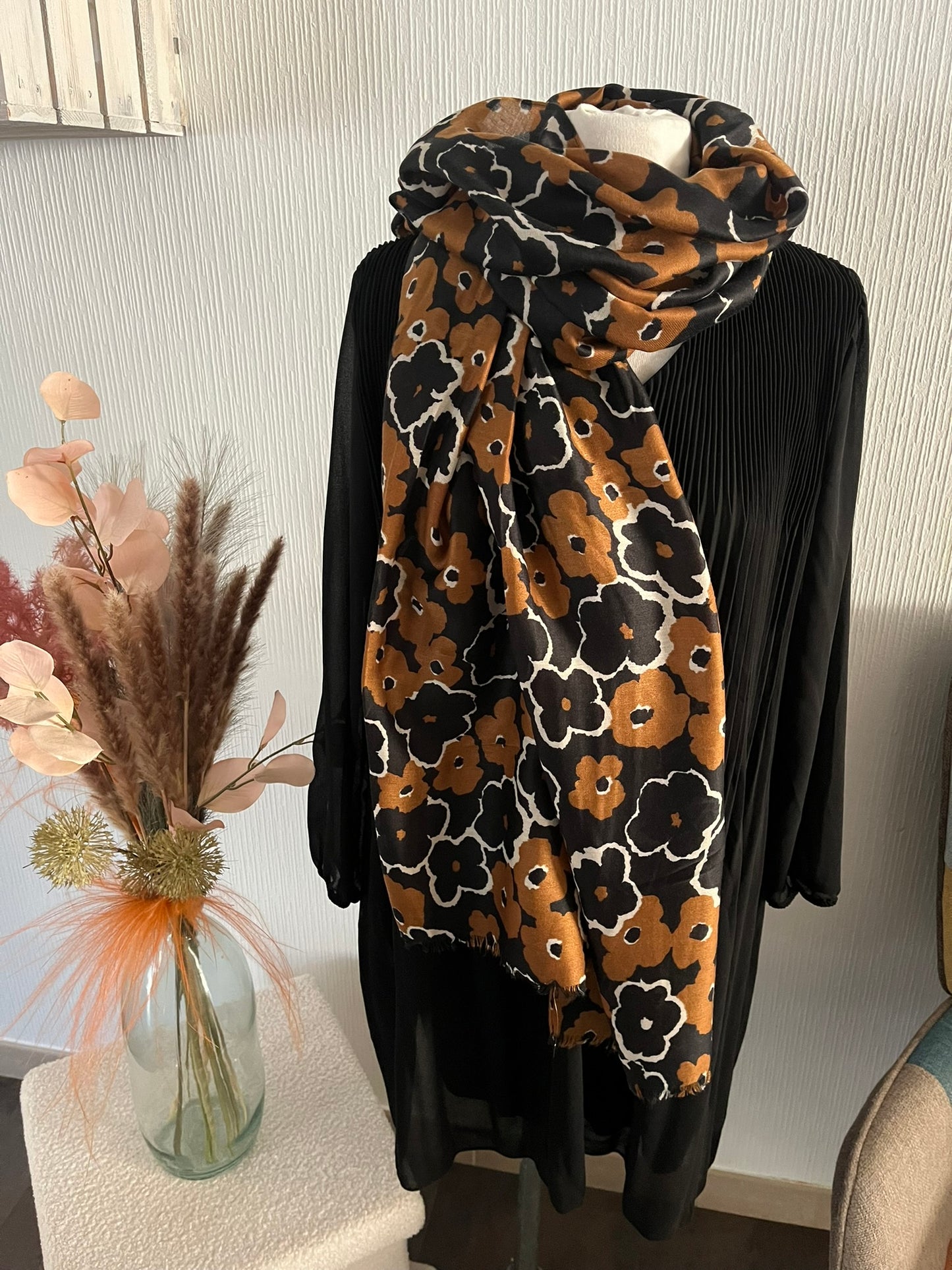 Foulard Femme Douce et chaleureuse Mode Ornés des ses fleurs de couleur noir et marron  ou Marron et orange