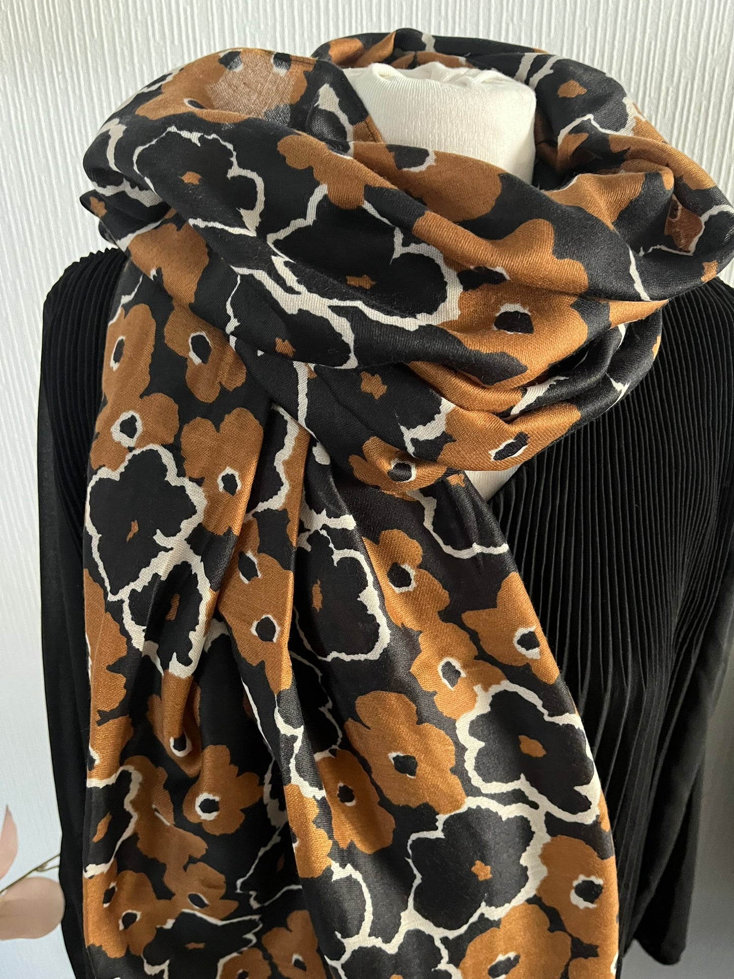 Foulard Femme Douce et chaleureuse Mode Ornés des ses fleurs de couleur noir et marron  ou Marron et orange