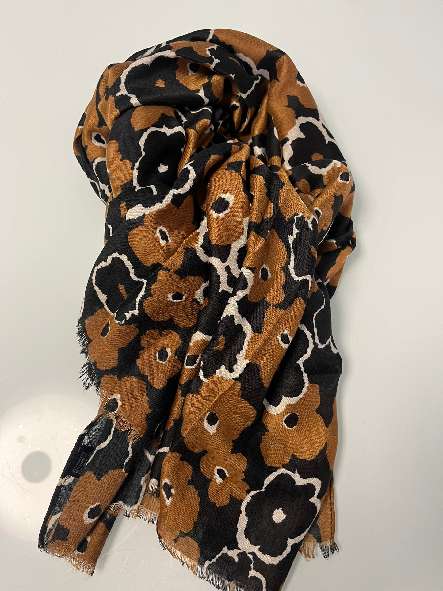 Foulard Femme Douce et chaleureuse Mode Ornés des ses fleurs de couleur noir et marron  ou Marron et orange