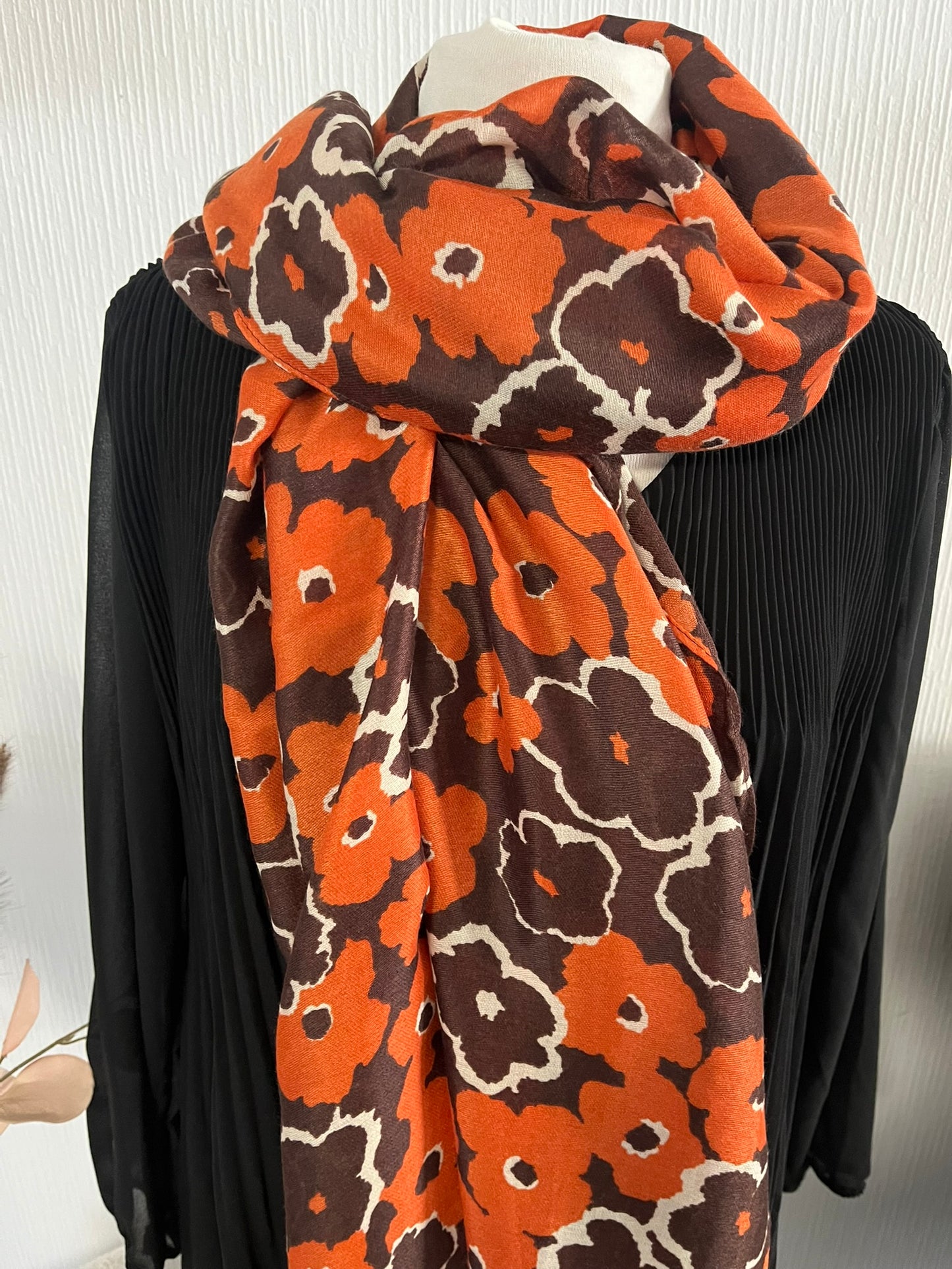 Foulard Femme Douce et chaleureuse Mode Ornés des ses fleurs de couleur noir et marron  ou Marron et orange