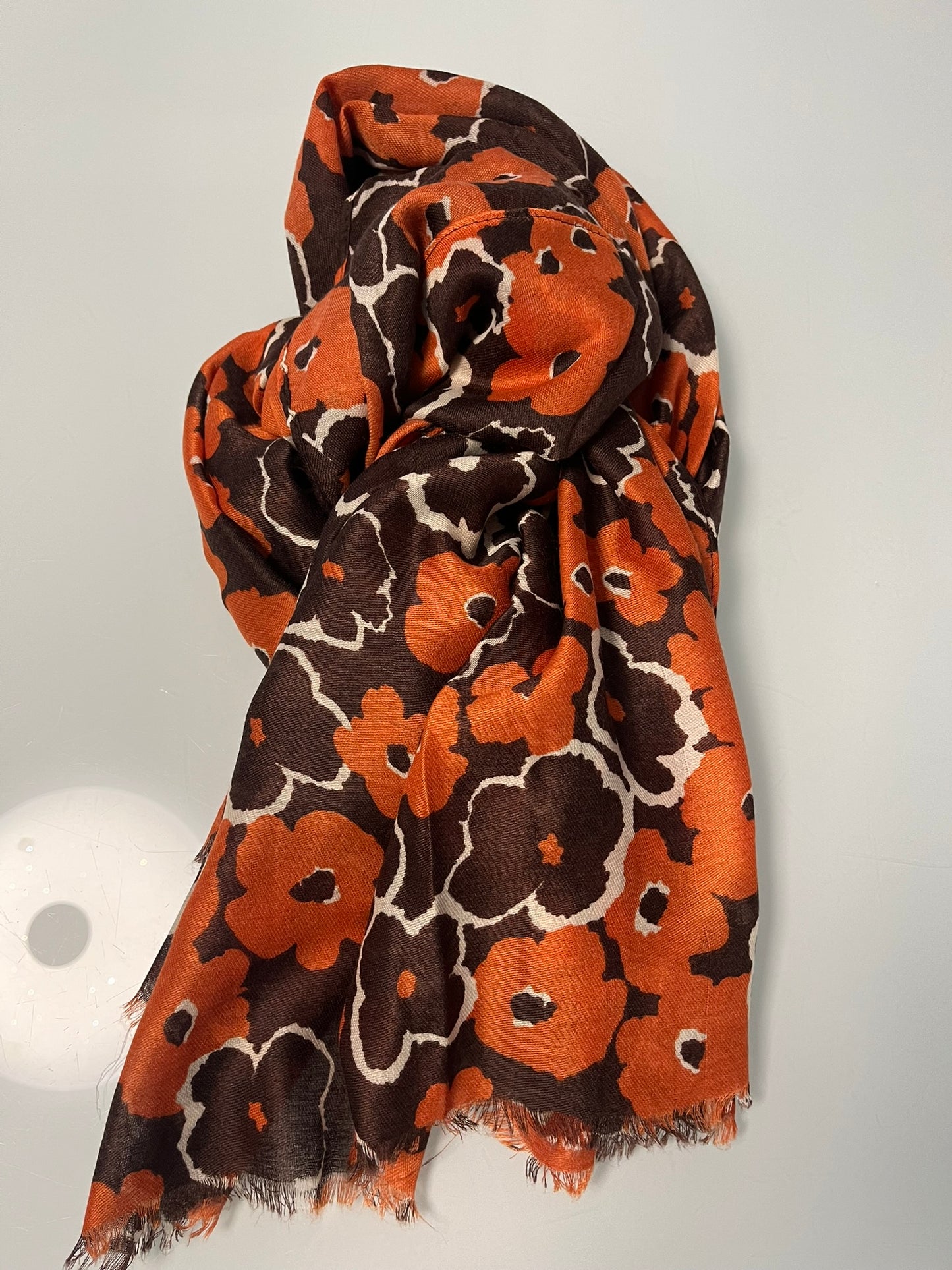 Foulard Femme Douce et chaleureuse Mode Ornés des ses fleurs de couleur noir et marron  ou Marron et orange
