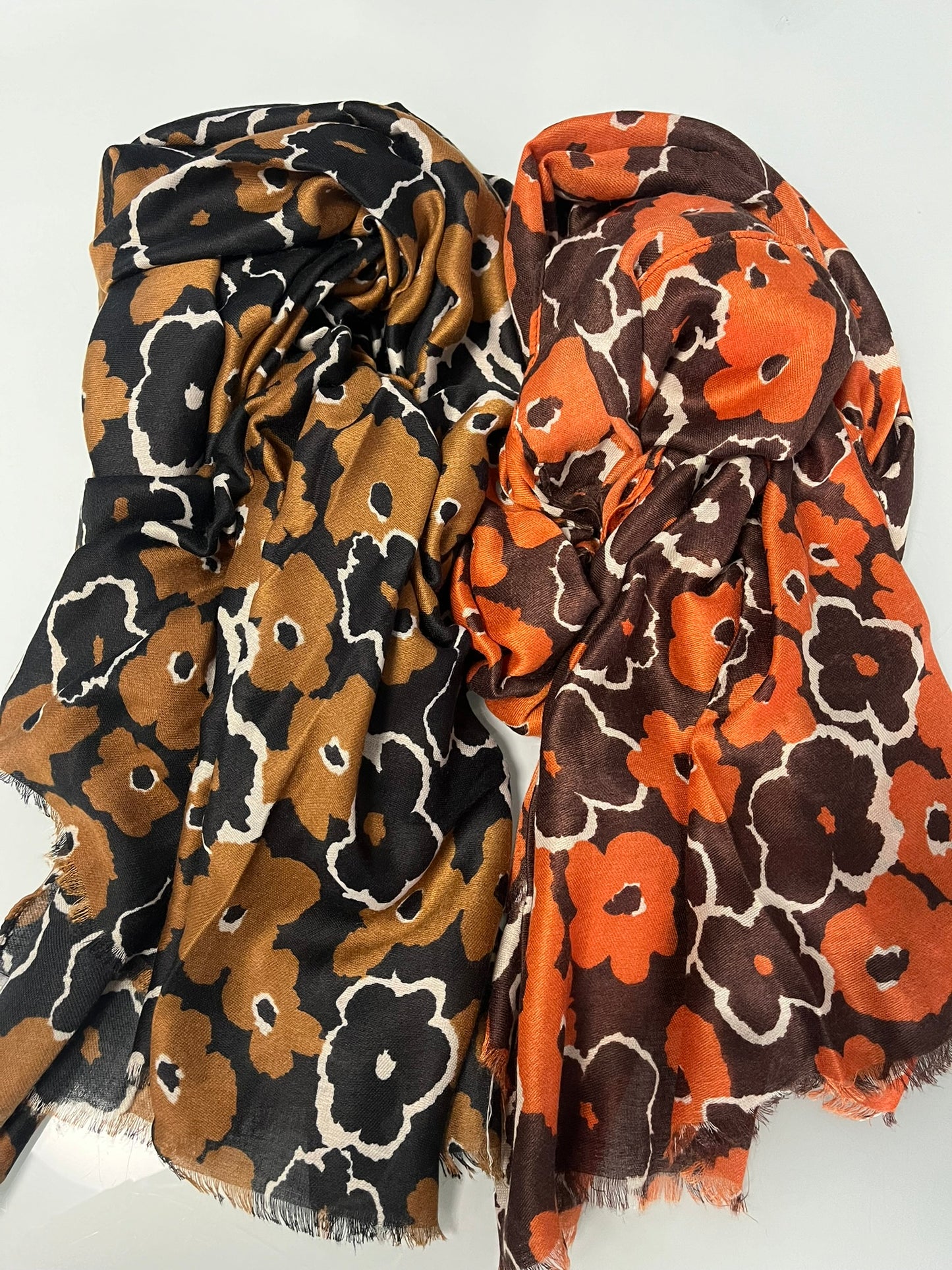 Foulard Femme Douce et chaleureuse Mode Ornés des ses fleurs de couleur noir et marron  ou Marron et orange