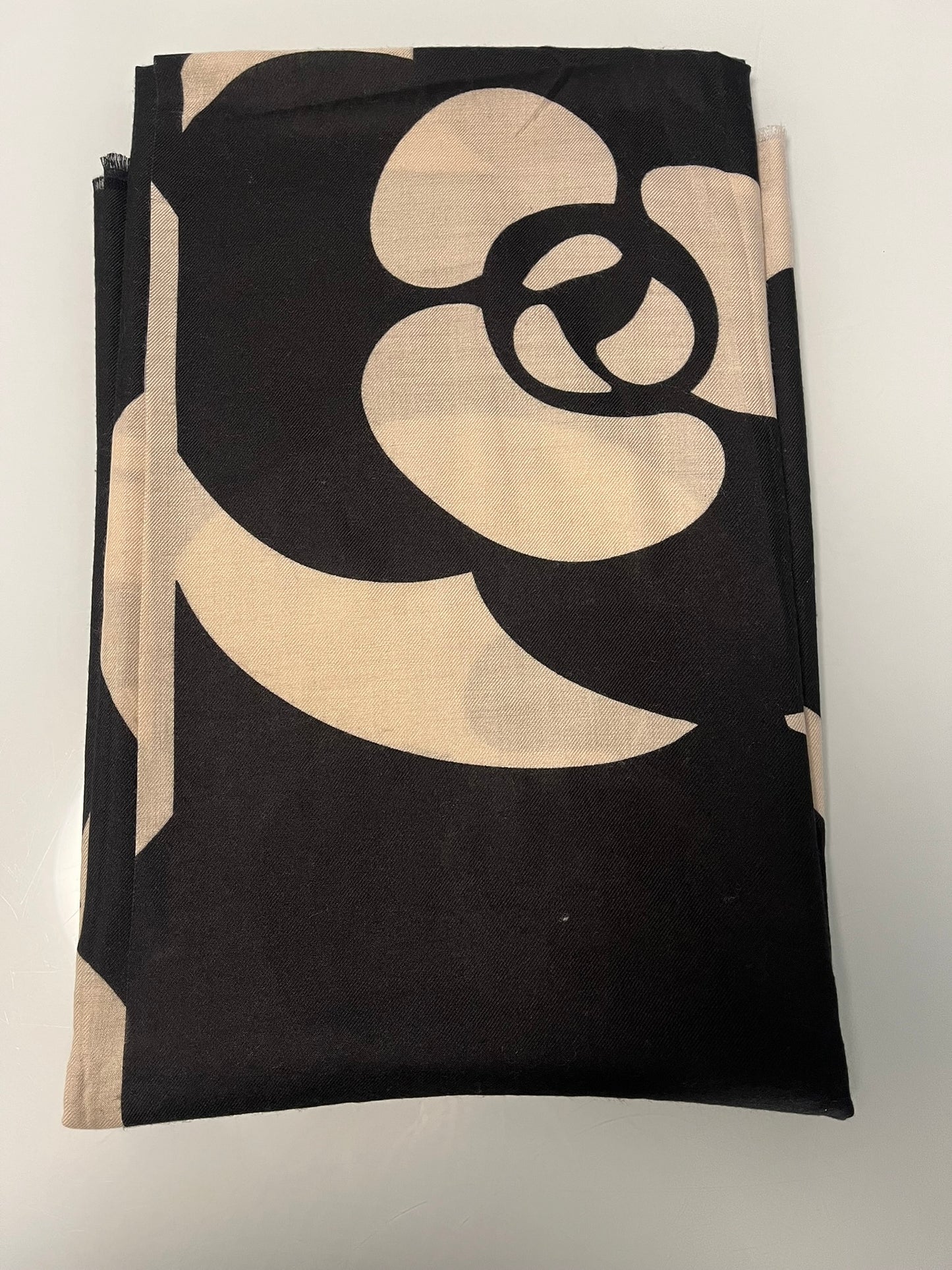 Foulard Femme douce chic Mode de Couleur noir, écru Orné de grosse fleur