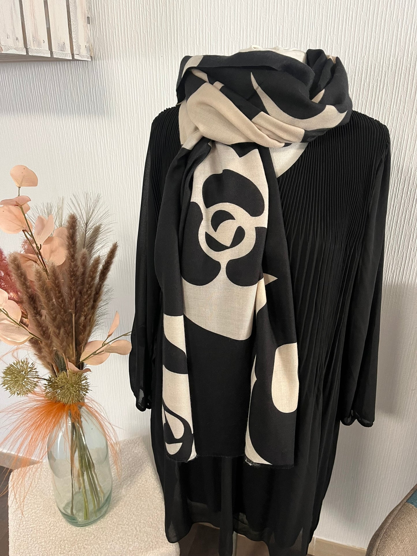 Foulard Femme douce chic Mode de Couleur noir, écru Orné de grosse fleur