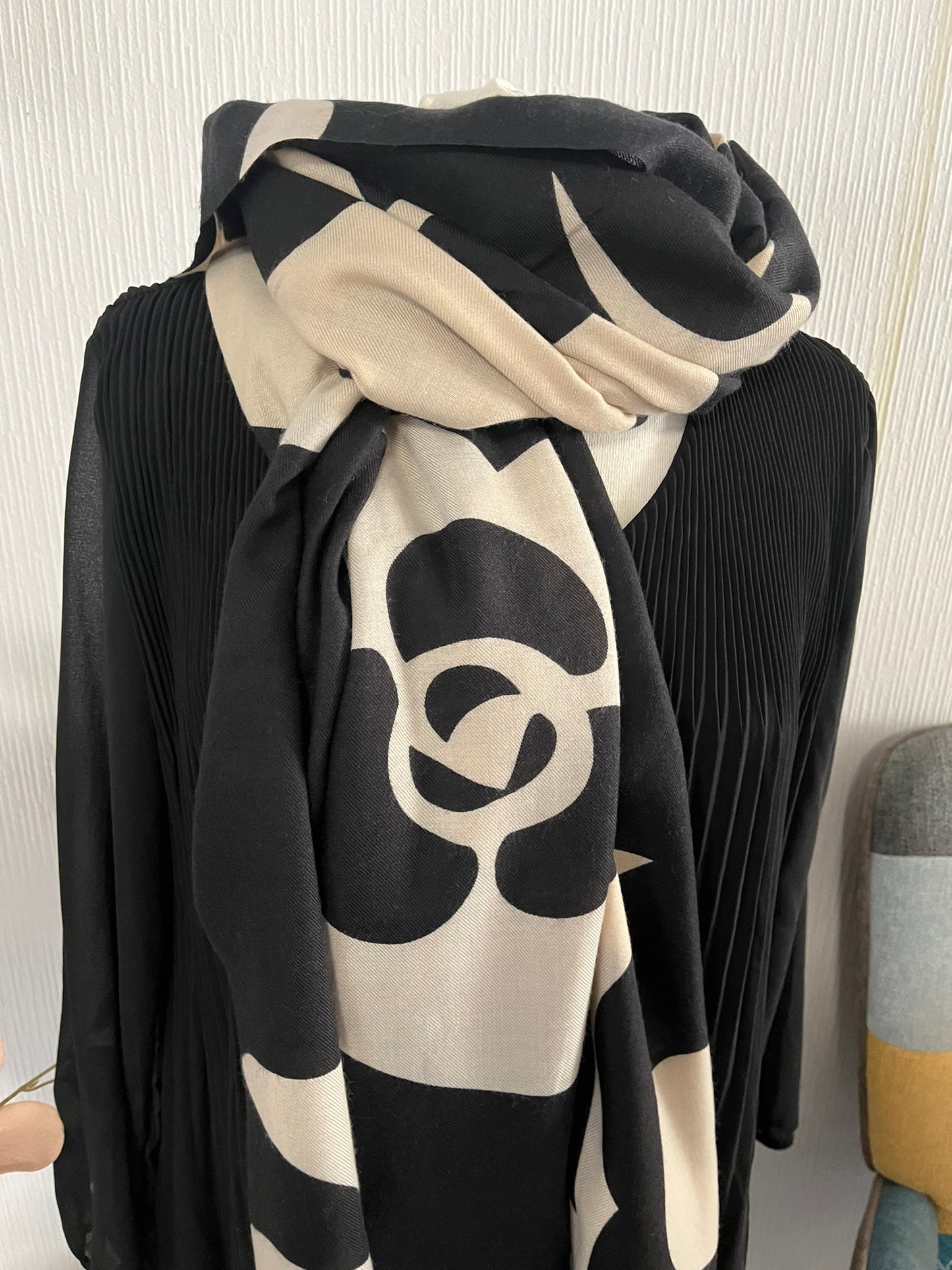 Foulard Femme douce chic Mode de Couleur noir, écru Orné de grosse fleur