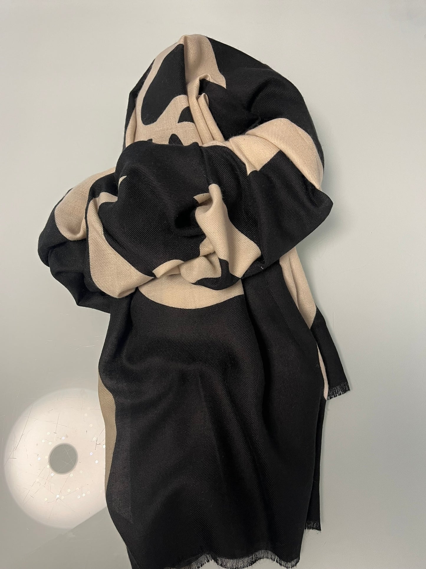 Foulard Femme douce chic Mode de Couleur noir, écru Orné de grosse fleur