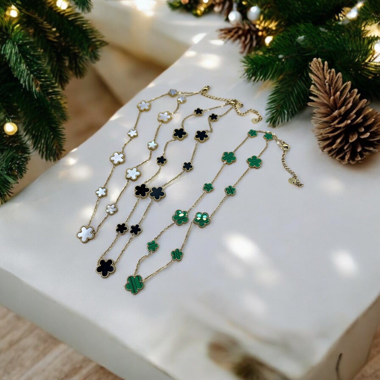 Collier ras de cou chaine fine orné de fleurs nacré - Acier inoxydable doré