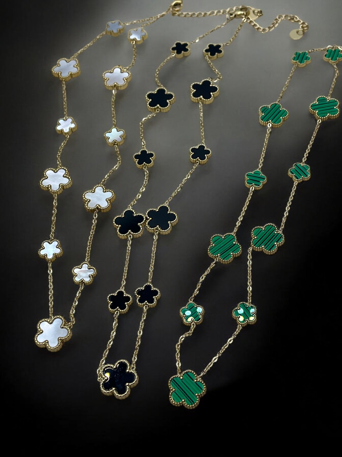 Collier ras de cou chaine fine orné de fleurs nacré - Acier inoxydable doré