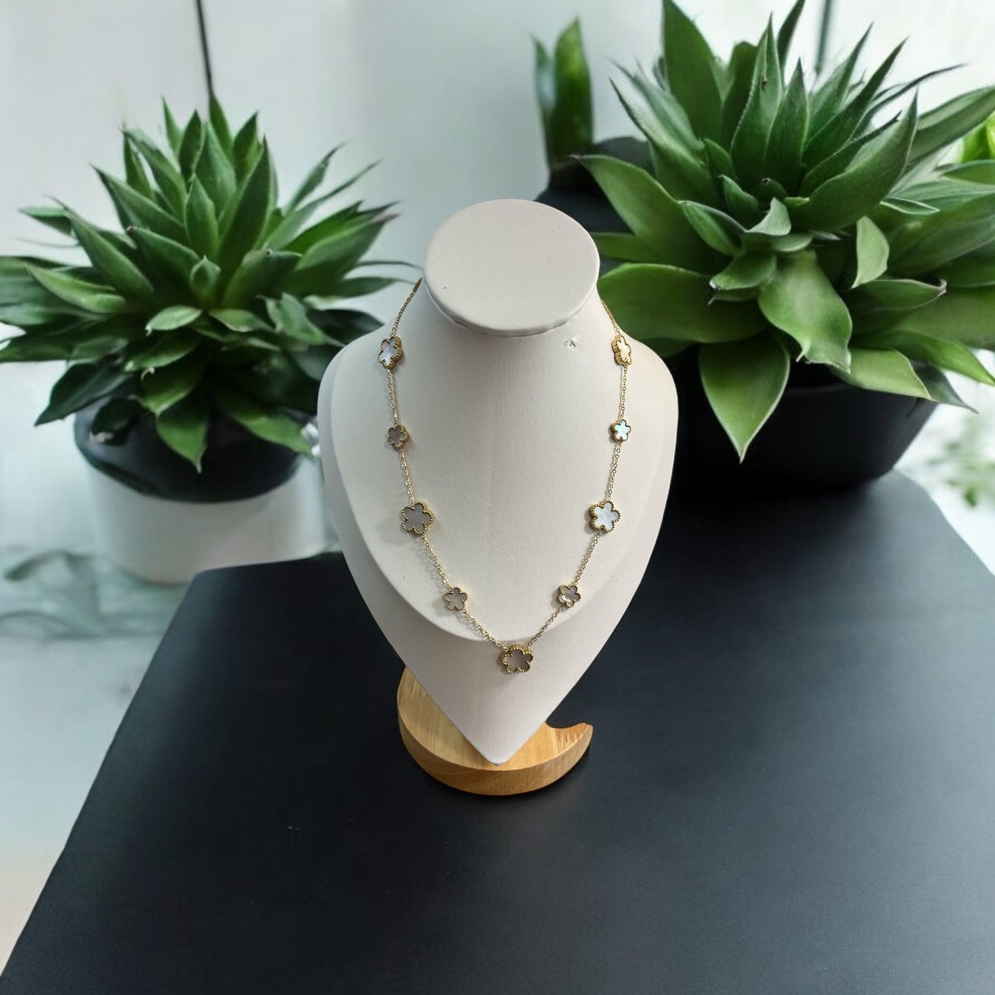 Collier ras de cou chaine fine orné de fleurs nacré - Acier inoxydable doré