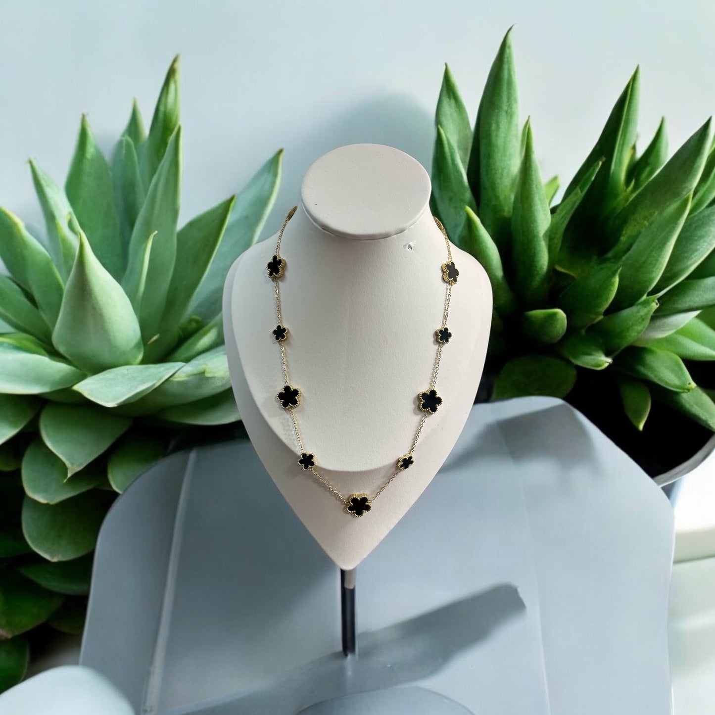 Collier ras de cou chaine fine orné de fleurs nacré - Acier inoxydable doré