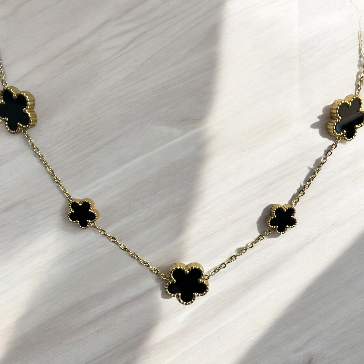 Collier ras de cou chaine fine orné de fleurs nacré - Acier inoxydable doré