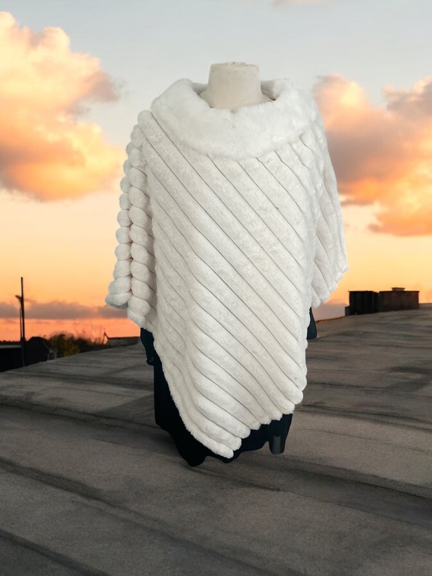 Poncho en Fausse Fourrure rayé Féminin