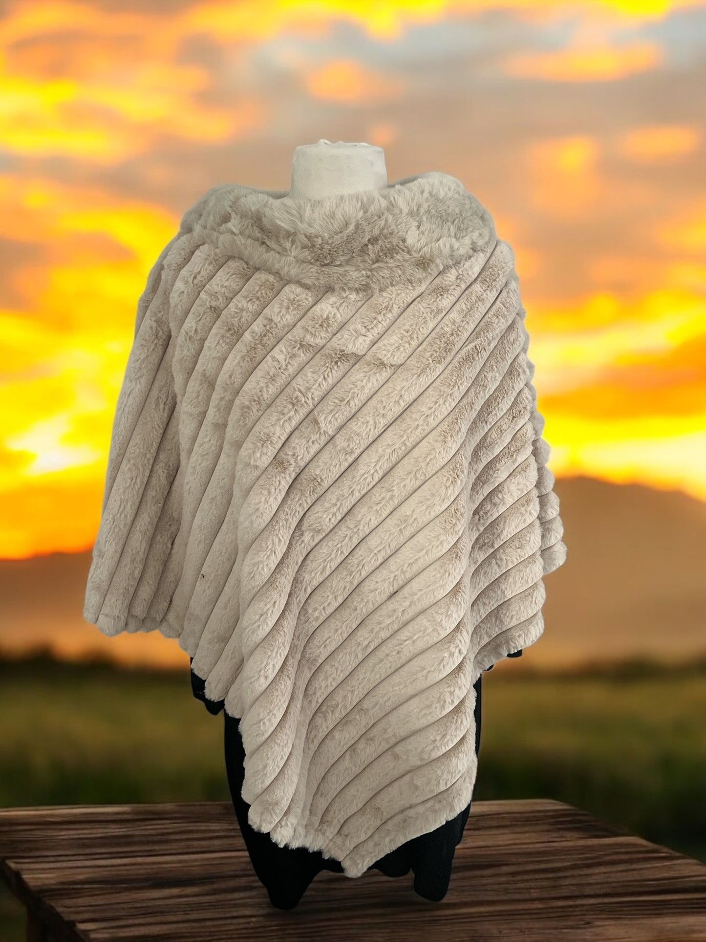 Poncho en Fausse Fourrure rayé Féminin