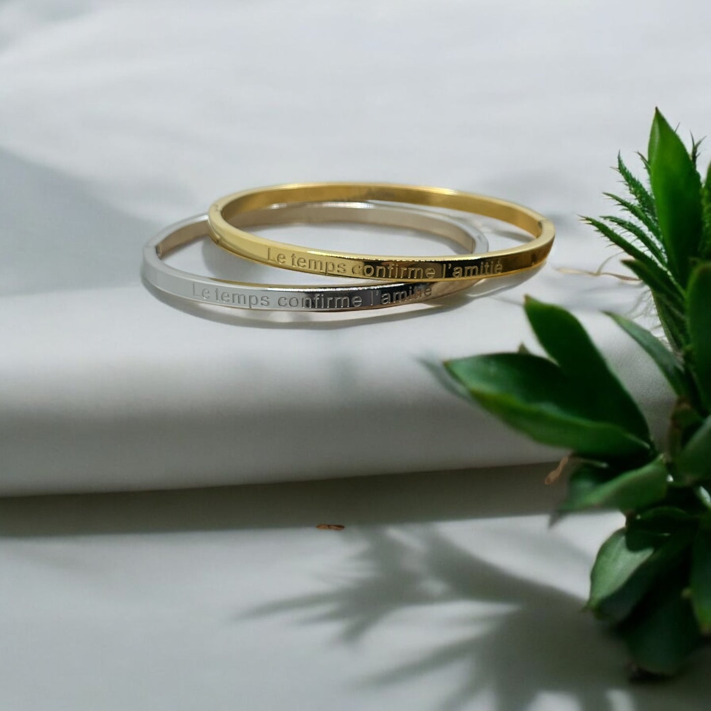 Bracelet Jonc à message ( Le temps confirme l'amitié ) Acier inoxydable doré ou Argenté