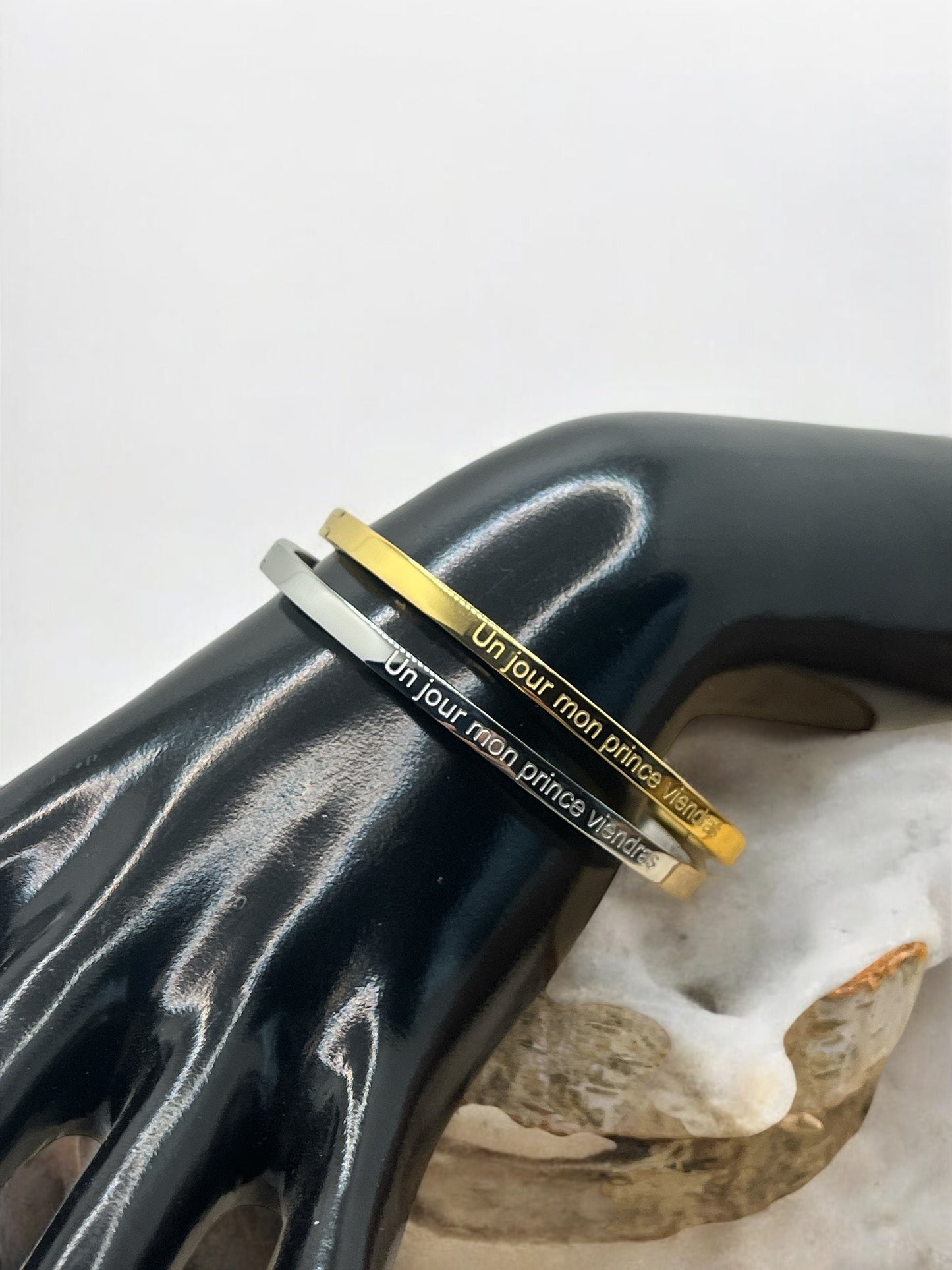 Bracelet Jonc à message ( Un jour mon prince viendras ) Acier inoxydable Doré ou Argenté
