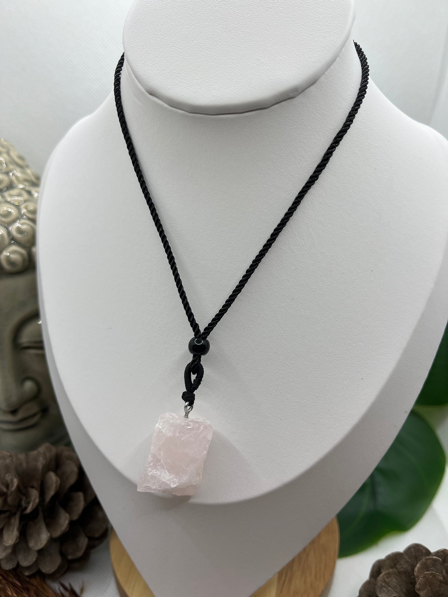 Collier sur Cordon noir réglable - Pendentif en Pierre Naturelle brute Quartz Rose