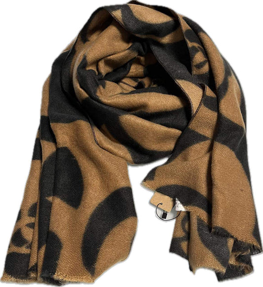 Echarpe Femme Chaude - Douce et Chic de couleur café et ses motifs Noir