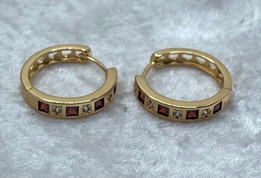 Boucles d'oreilles Créoles Ornés de Strass rouge et Brillant - Acier inoxydable doré