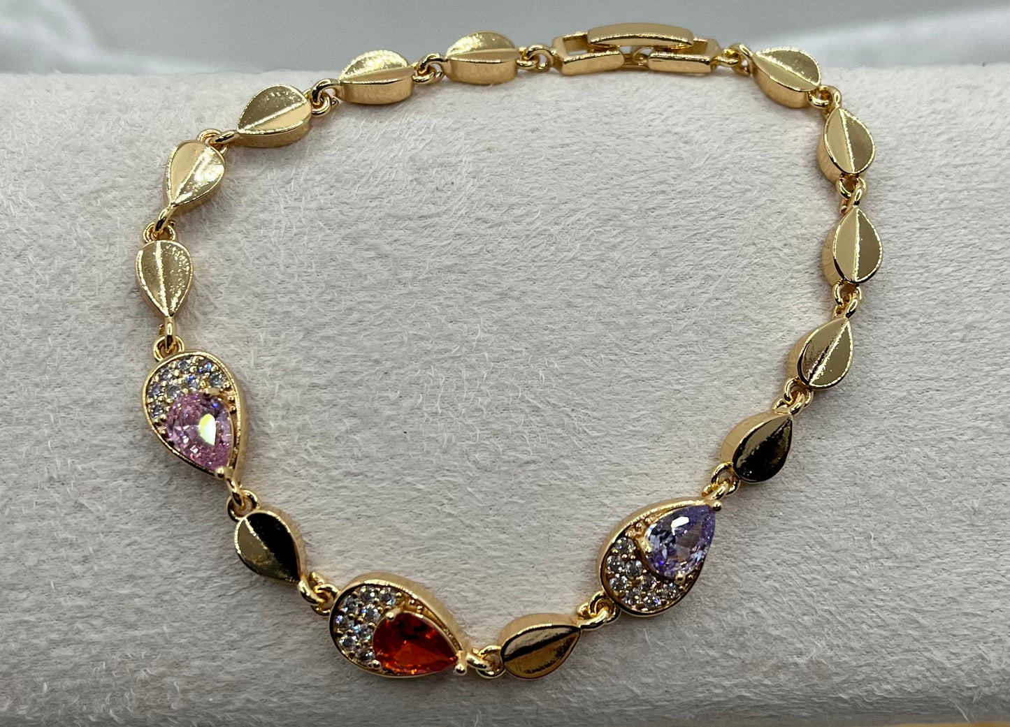 Bracelet élégant Femme avec ces strass de couleur brillant - Acier Inoxydable - Doré