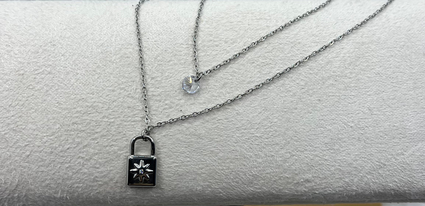 Collier Femme élégant sur 2 Chaines avec un Pendentif strass brillant et un cadenas - Acier Inoxydable Argenté