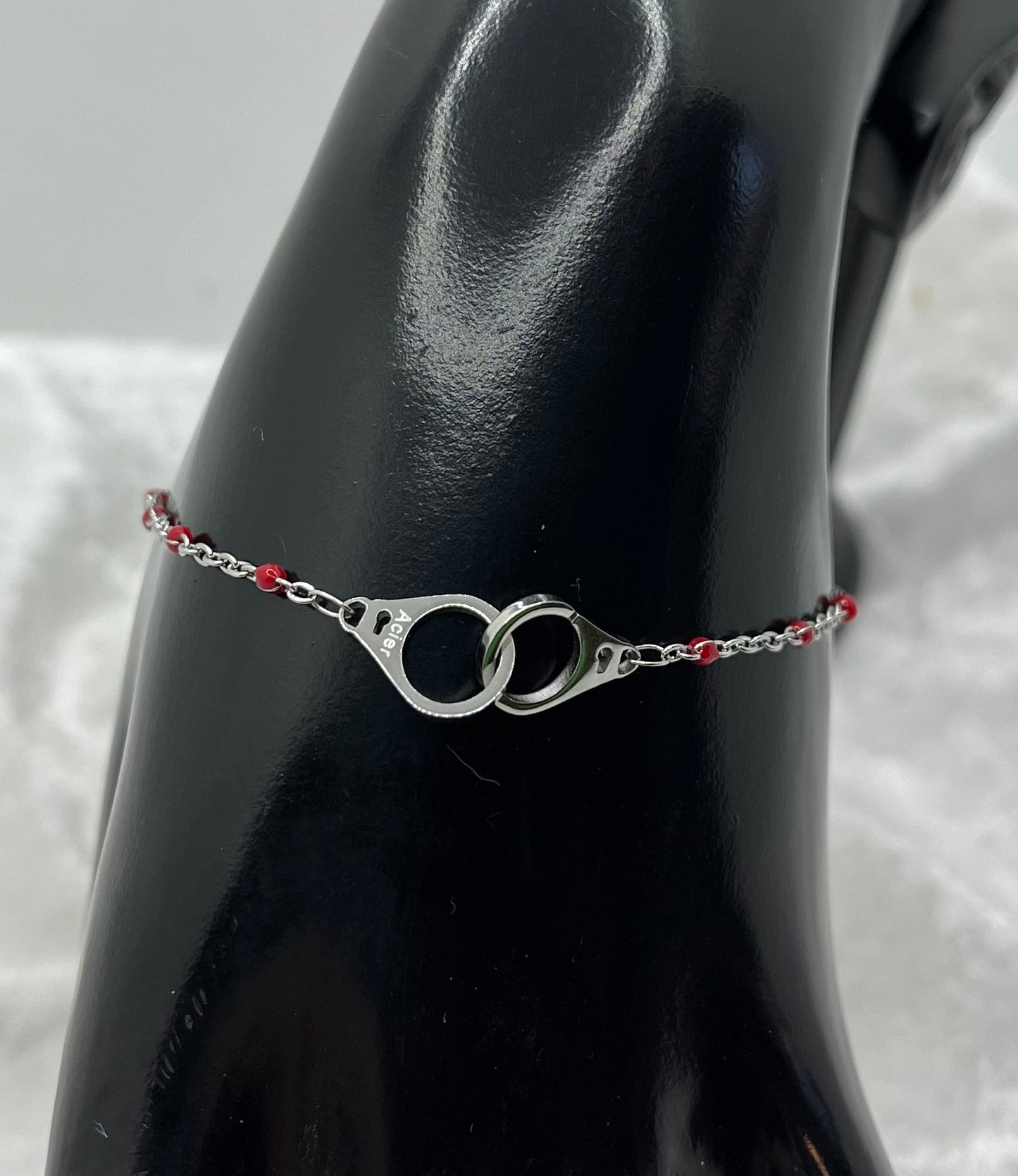 Ensemble Bijoux Femme Collier + Bracelet Chaine fine orné de petites perles rouge et d'un pendentif menotte - Acier inoxydable - Argenté