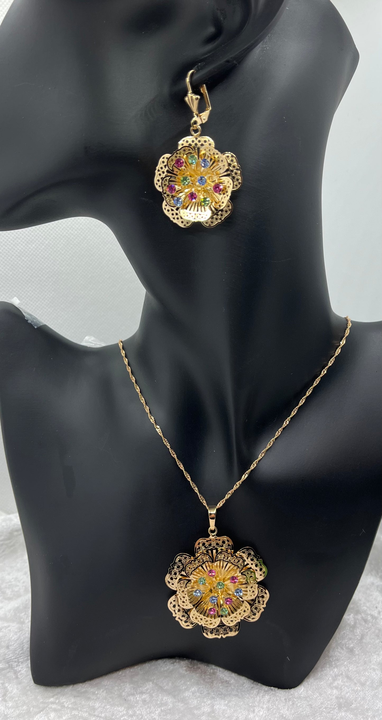 Ensemble Bijoux Femme Collier Chaine + Boucles d'oreilles - Pendentif fleur orné de strass couleur brillant - Acier inoxydable Doré