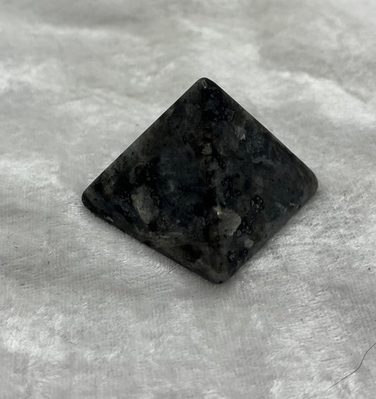 Pyramide en Granite noir
