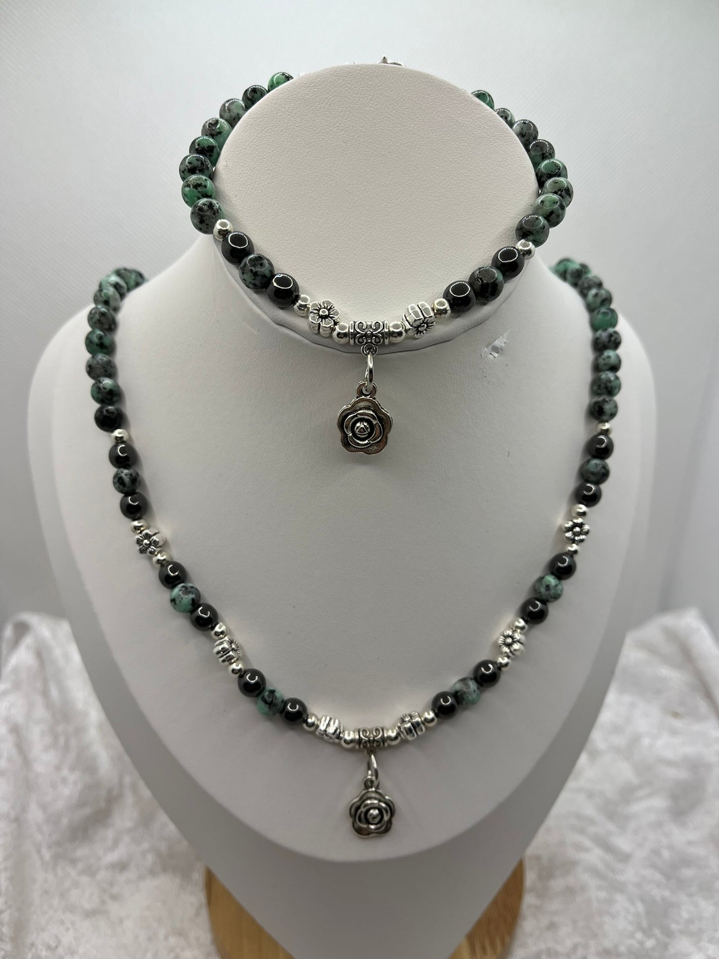 Ensemble Collier + Bracelet en Pierres Naturelles Turquoise Afrique - Orné d'un pendentif Fleur - Fait Main