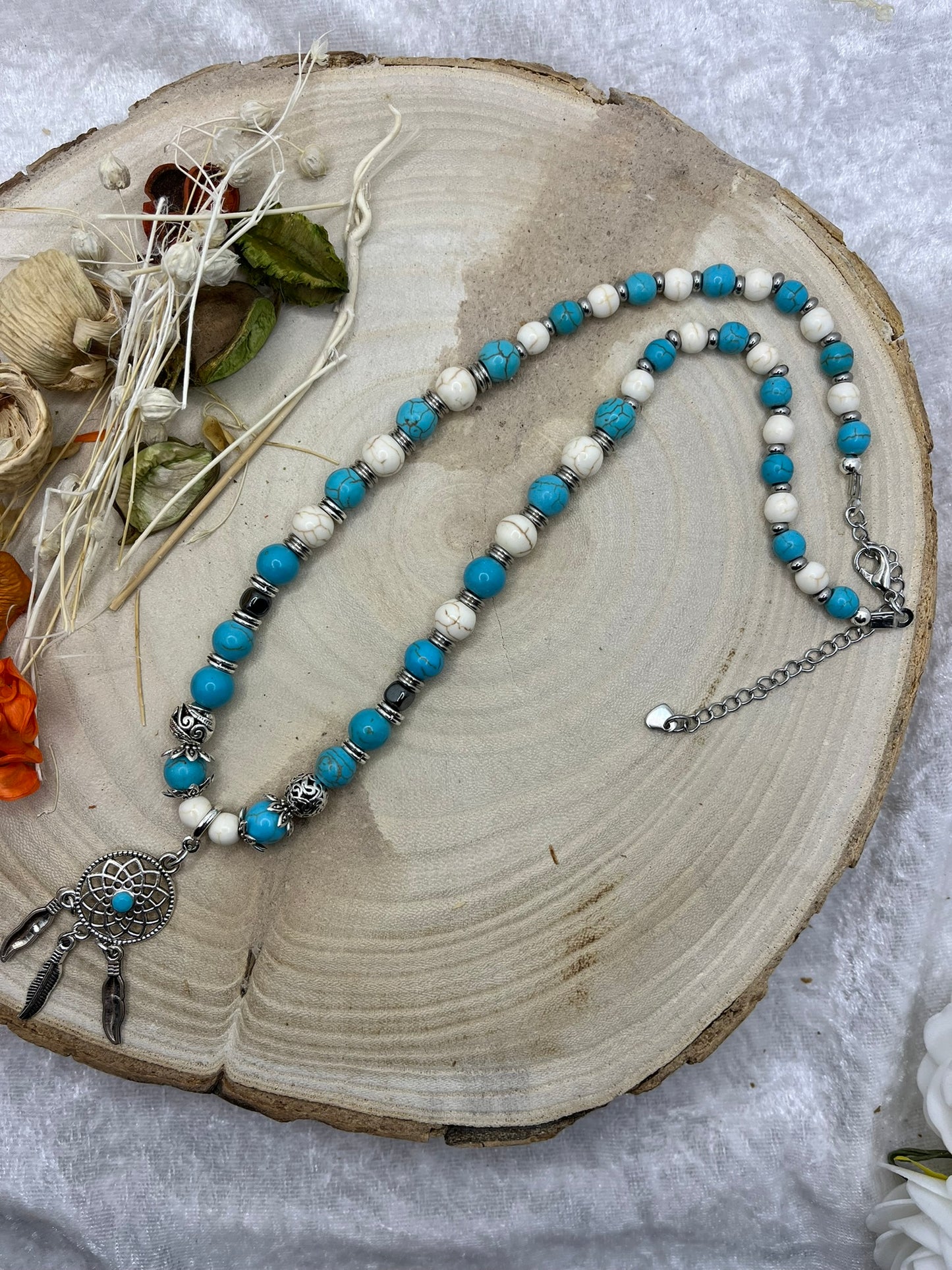 Collier en Pierre Naturelle Howlite et Turquoise Orné d'un pendentif chic - Fait main
