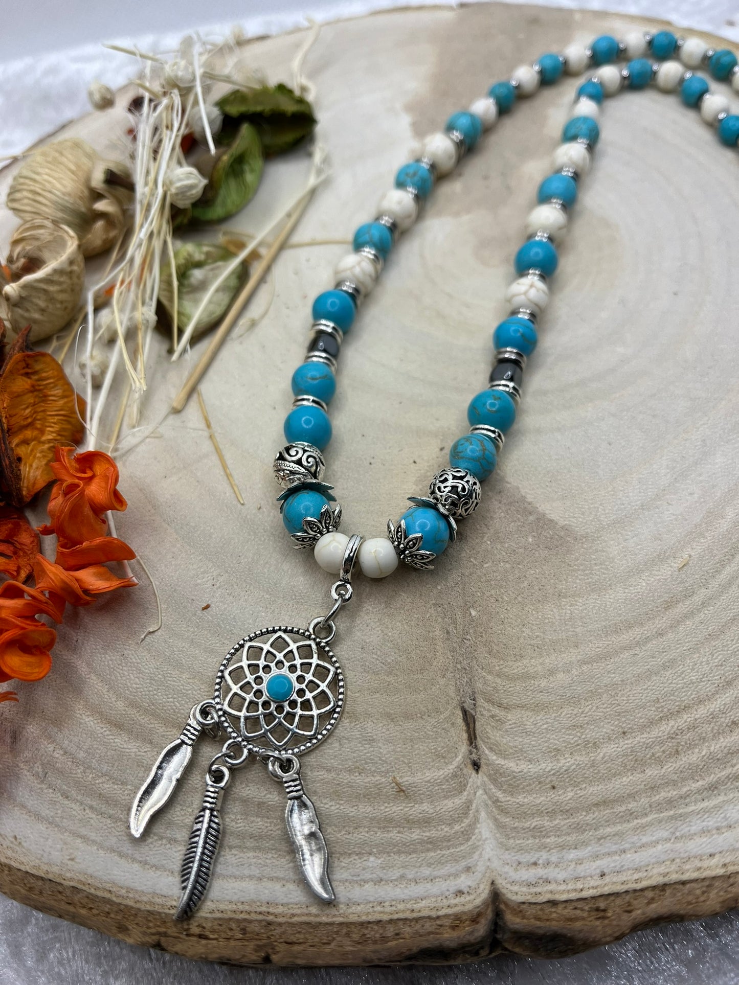 Collier en Pierre Naturelle Howlite et Turquoise Orné d'un pendentif chic - Fait main