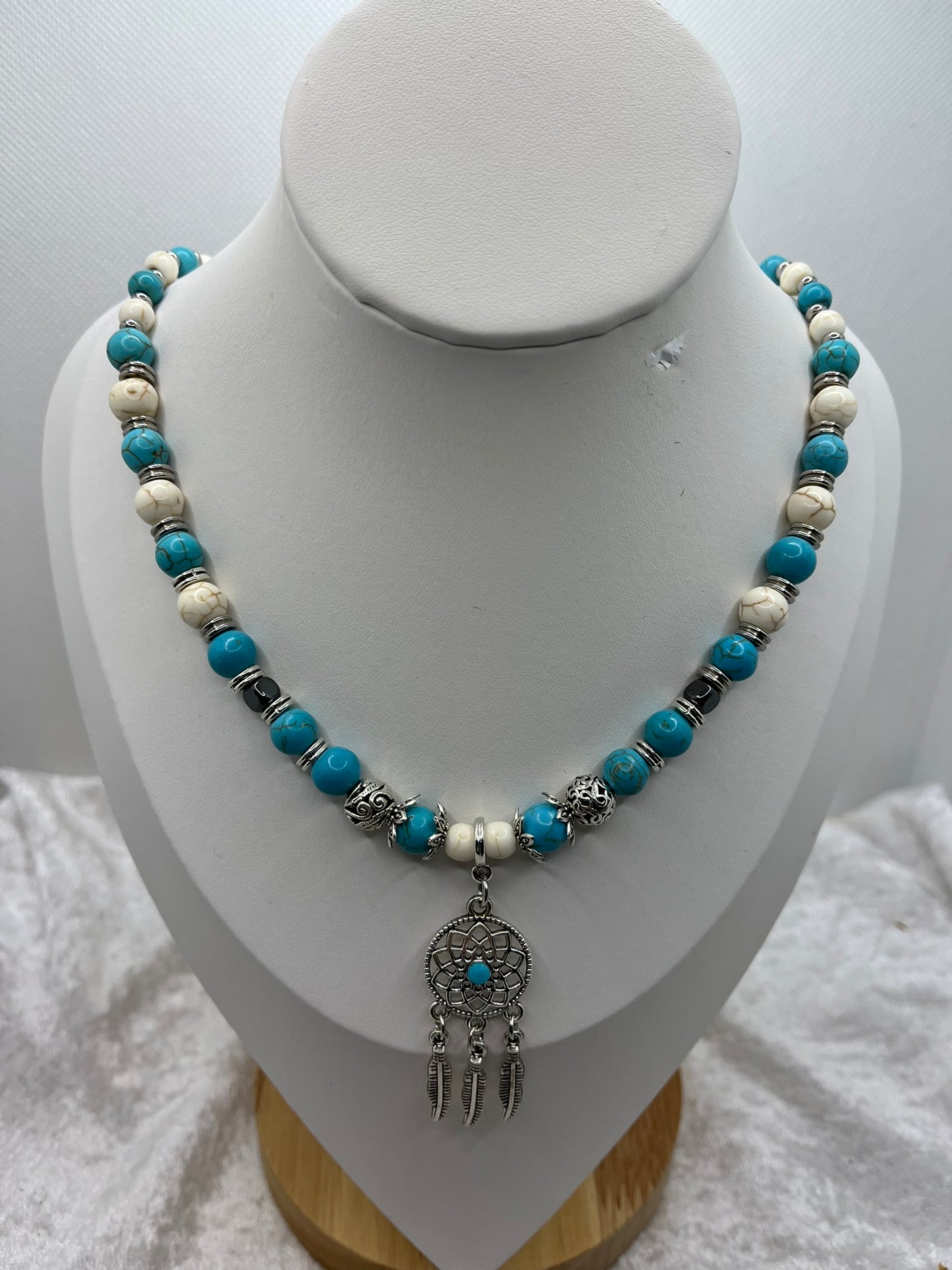 Collier en Pierre Naturelle Howlite et Turquoise Orné d'un pendentif chic - Fait main