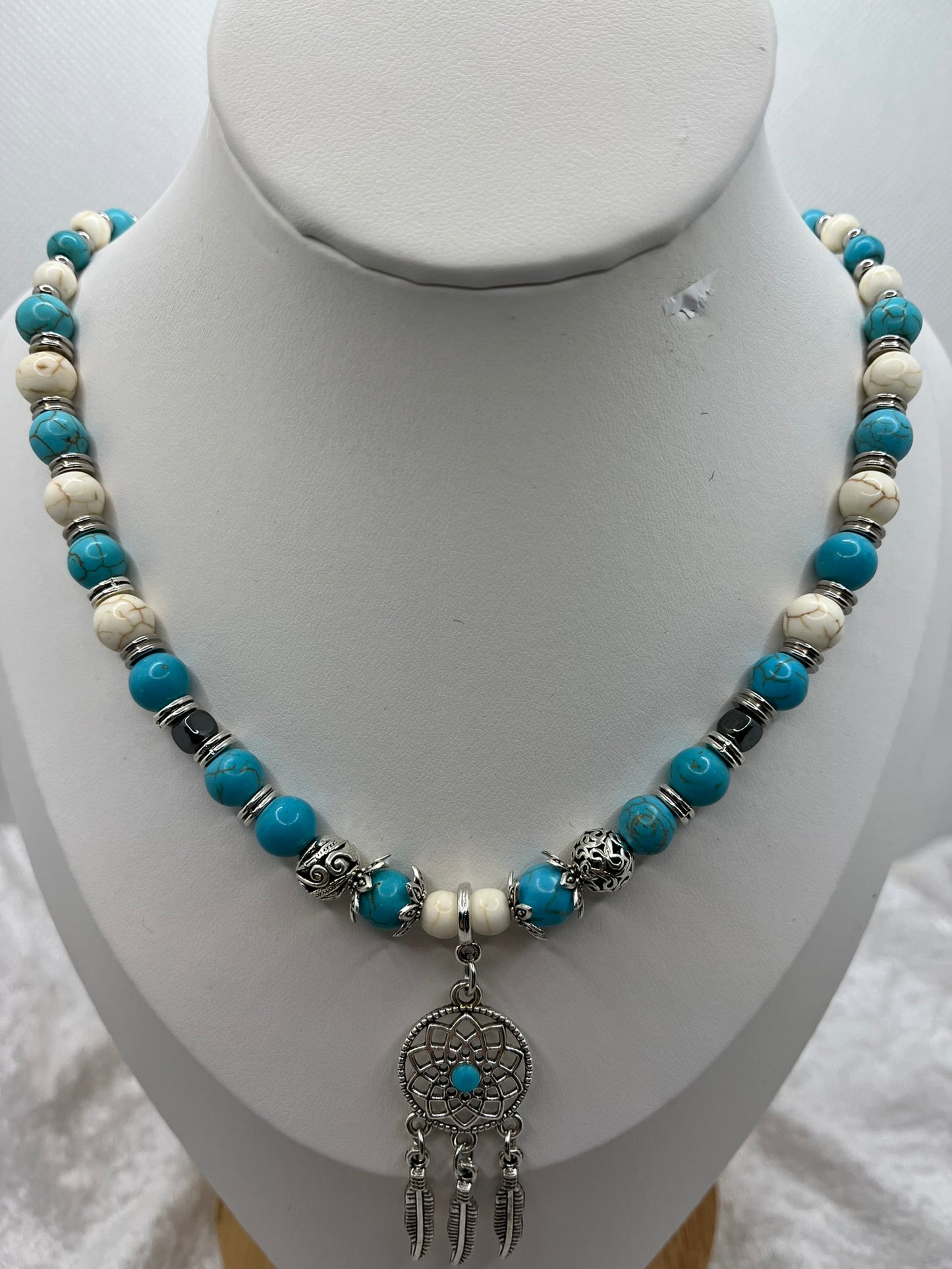 Collier en Pierre Naturelle Howlite et Turquoise Orné d'un pendentif chic - Fait main