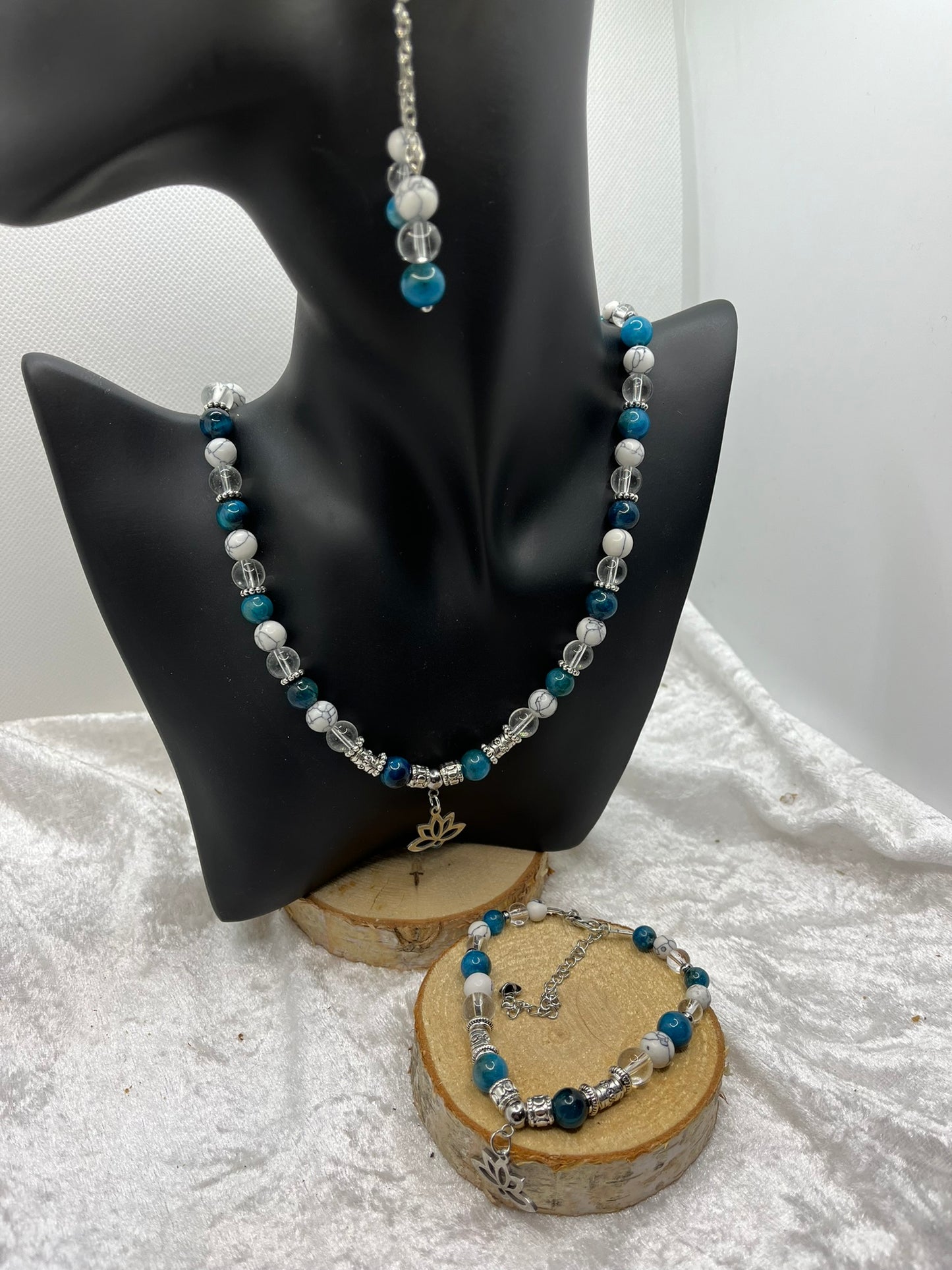 Ensemble élégant Collier + Bracelet et Boucles d'oreilles en pierres Naturelles d'Apatite bleue, Cristal et Howlite - Orné d'un pendentif fleur de lotus - Fait main