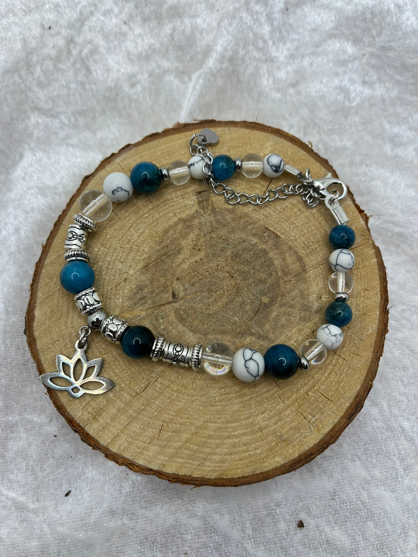 Ensemble élégant Collier + Bracelet et Boucles d'oreilles en pierres Naturelles d'Apatite bleue, Cristal et Howlite - Orné d'un pendentif fleur de lotus - Fait main