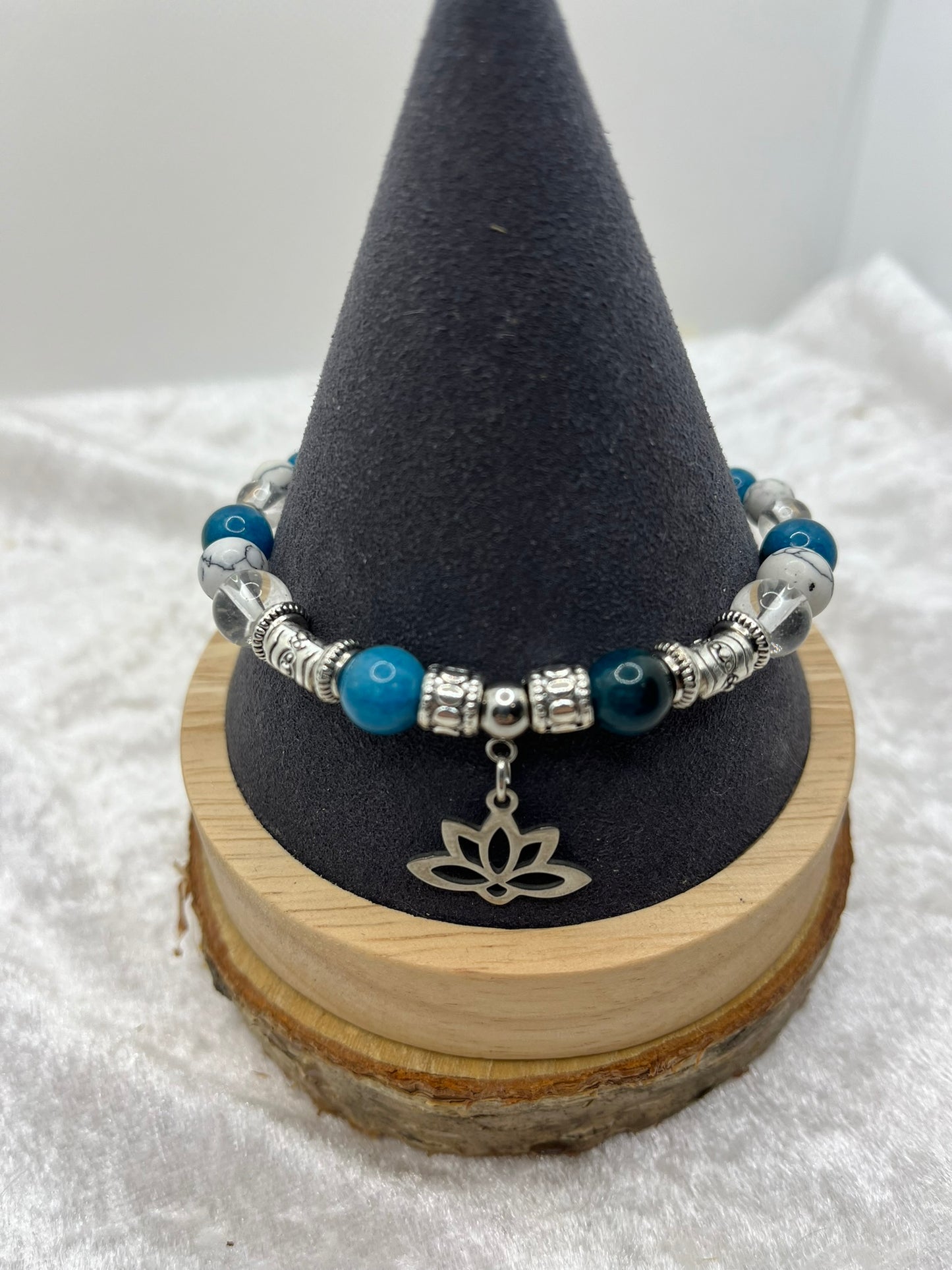 Ensemble élégant Collier + Bracelet et Boucles d'oreilles en pierres Naturelles d'Apatite bleue, Cristal et Howlite - Orné d'un pendentif fleur de lotus - Fait main