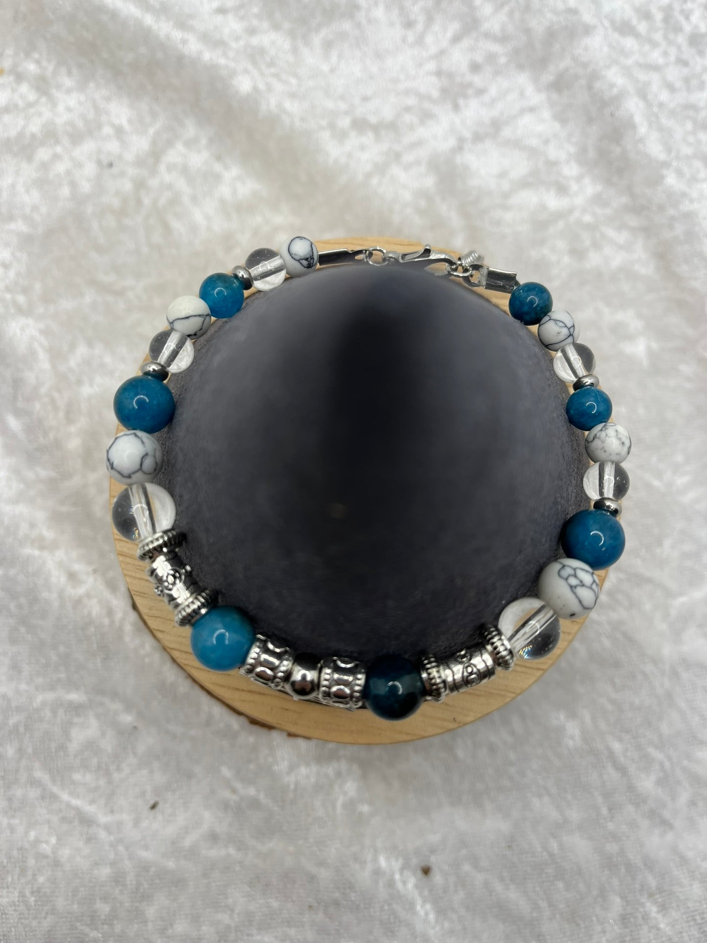 Ensemble élégant Collier + Bracelet et Boucles d'oreilles en pierres Naturelles d'Apatite bleue, Cristal et Howlite - Orné d'un pendentif fleur de lotus - Fait main