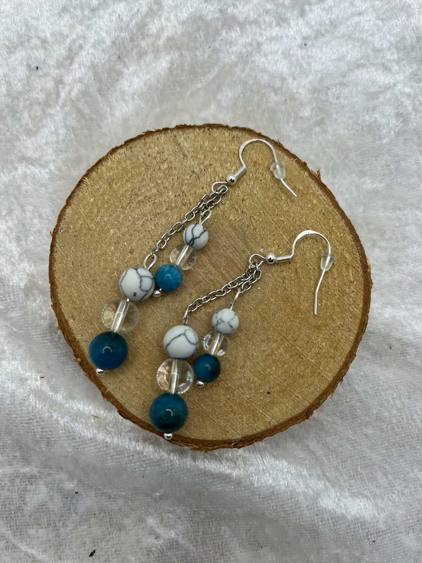 Ensemble élégant Collier + Bracelet et Boucles d'oreilles en pierres Naturelles d'Apatite bleue, Cristal et Howlite - Orné d'un pendentif fleur de lotus - Fait main