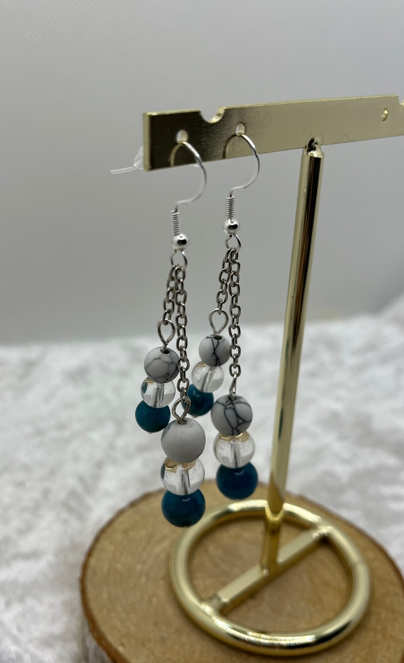 Ensemble élégant Collier + Bracelet et Boucles d'oreilles en pierres Naturelles d'Apatite bleue, Cristal et Howlite - Orné d'un pendentif fleur de lotus - Fait main