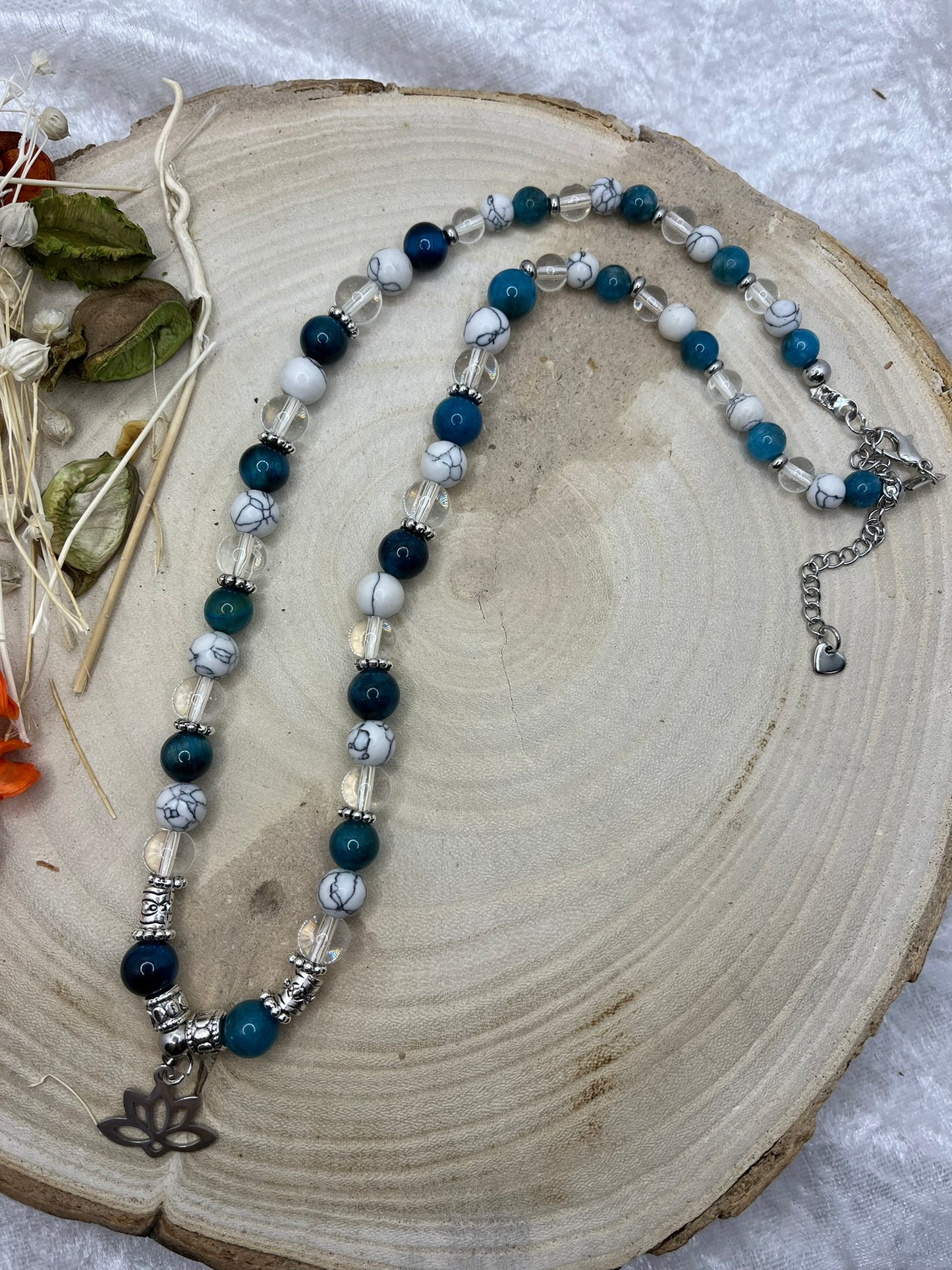 Ensemble élégant Collier + Bracelet et Boucles d'oreilles en pierres Naturelles d'Apatite bleue, Cristal et Howlite - Orné d'un pendentif fleur de lotus - Fait main
