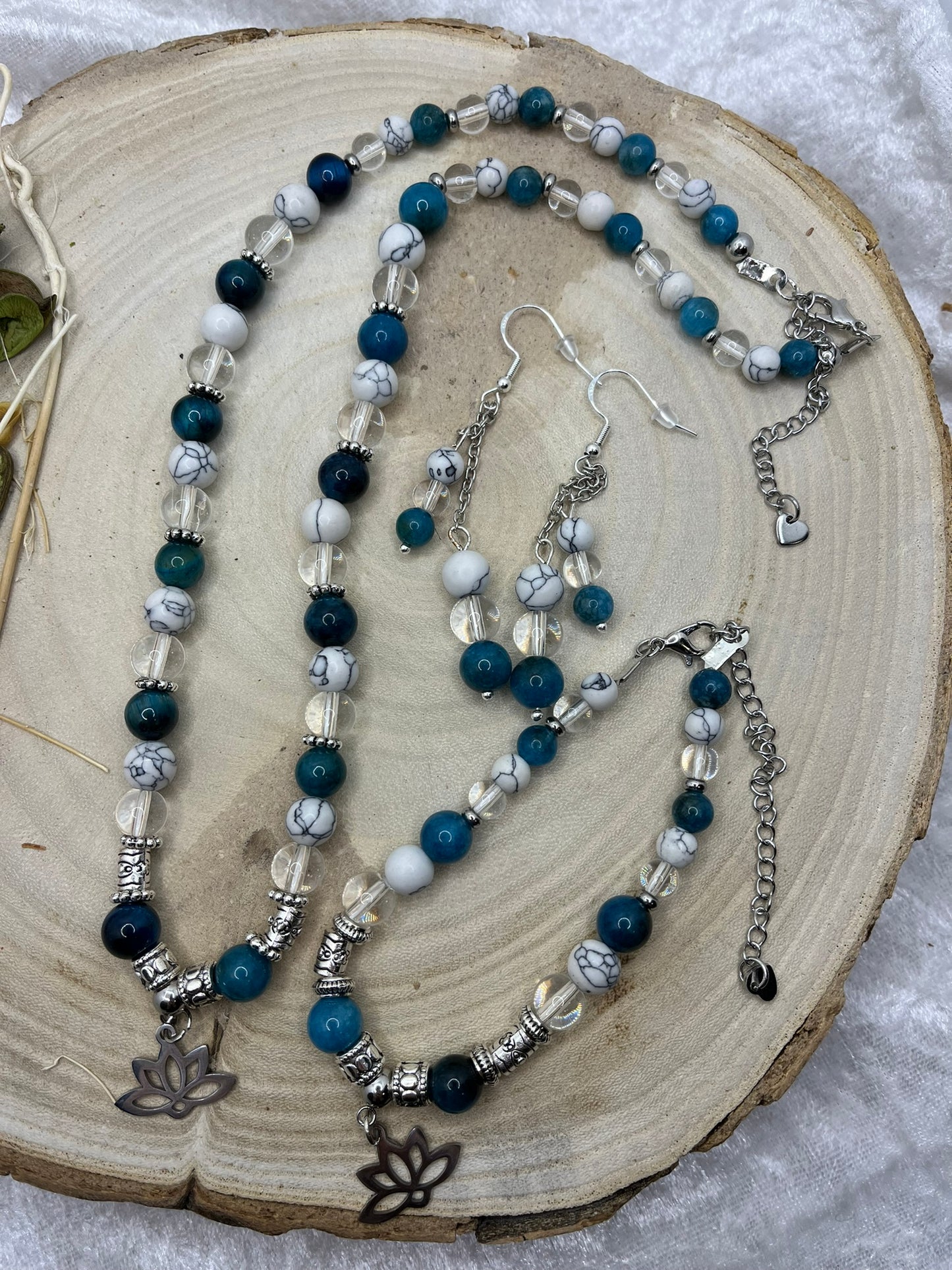 Ensemble élégant Collier + Bracelet et Boucles d'oreilles en pierres Naturelles d'Apatite bleue, Cristal et Howlite - Orné d'un pendentif fleur de lotus - Fait main