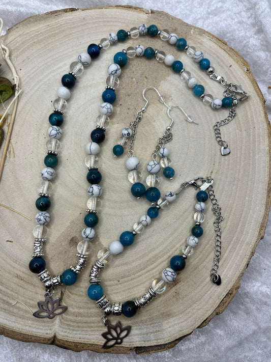Ensemble élégant Collier + Bracelet et Boucles d'oreilles en pierres Naturelles d'Apatite bleue, Cristal et Howlite - Orné d'un pendentif fleur de lotus - Fait main