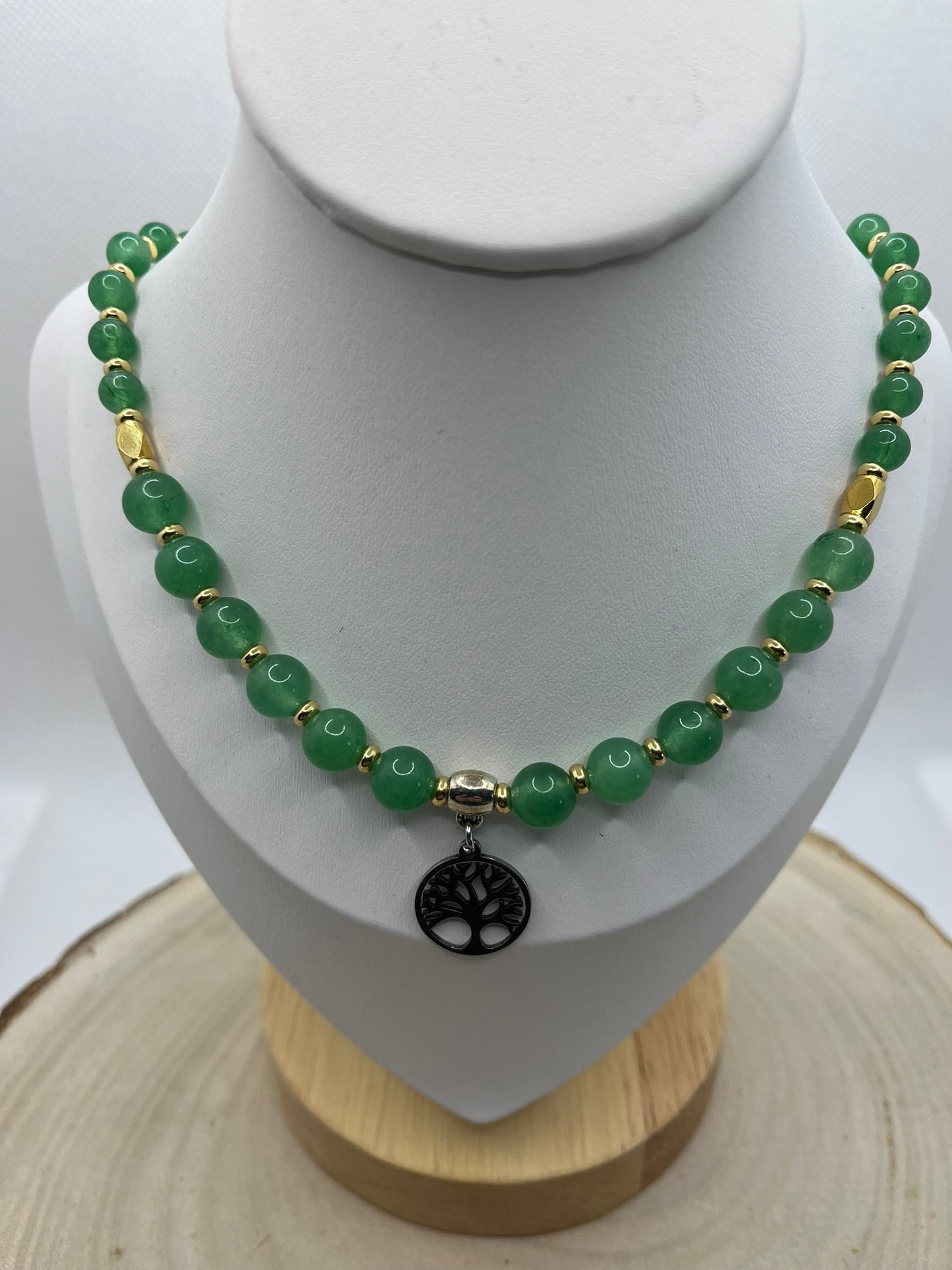 Collier en Pierre Naturelle Aventurine Orné de Perles fantaisie Doré et un Pendentif Arbre de vie Argenté- Fait Main