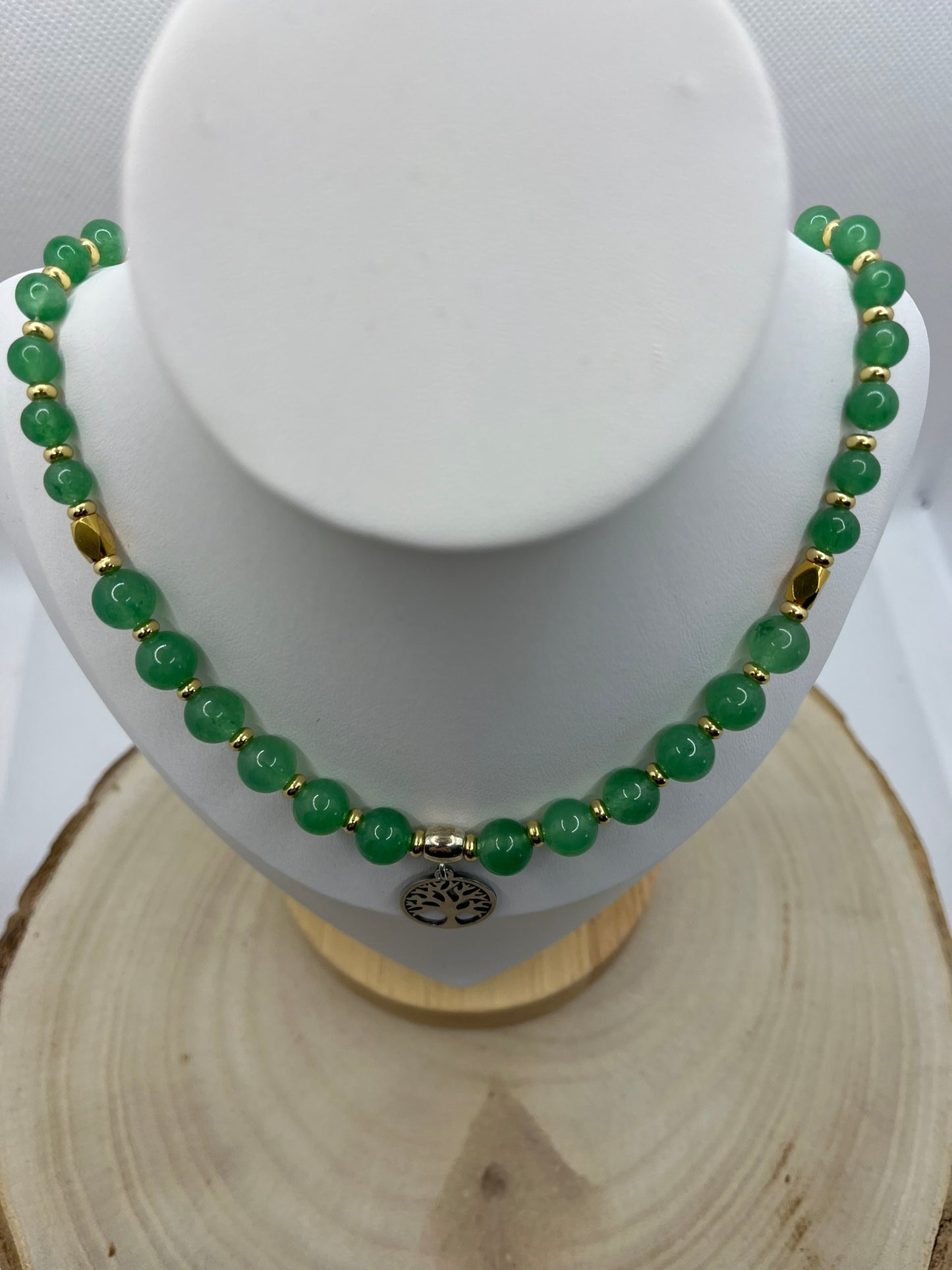 Collier en Pierre Naturelle Aventurine Orné de Perles fantaisie Doré et un Pendentif Arbre de vie Argenté- Fait Main