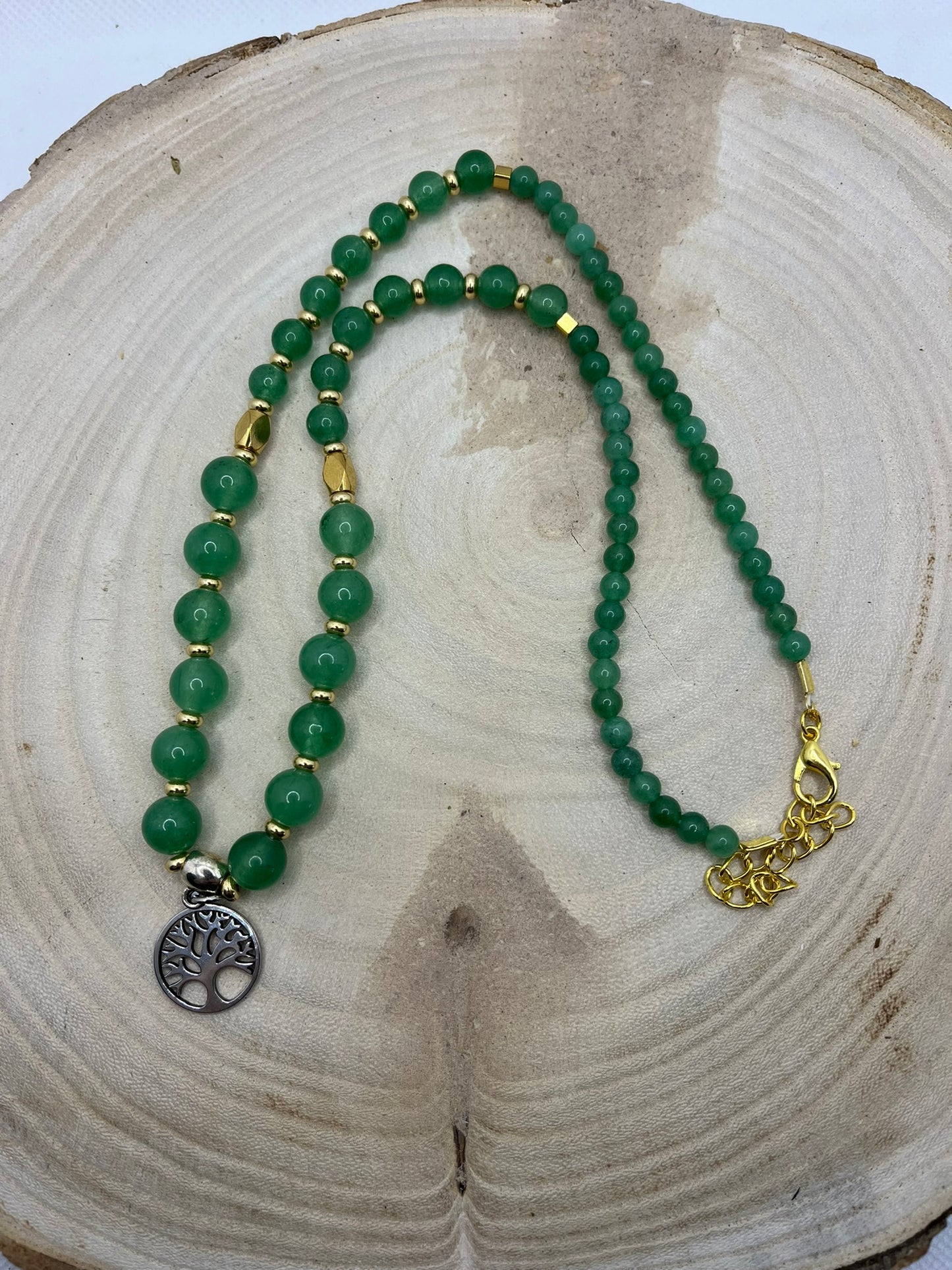Collier en Pierre Naturelle Aventurine Orné de Perles fantaisie Doré et un Pendentif Arbre de vie Argenté- Fait Main