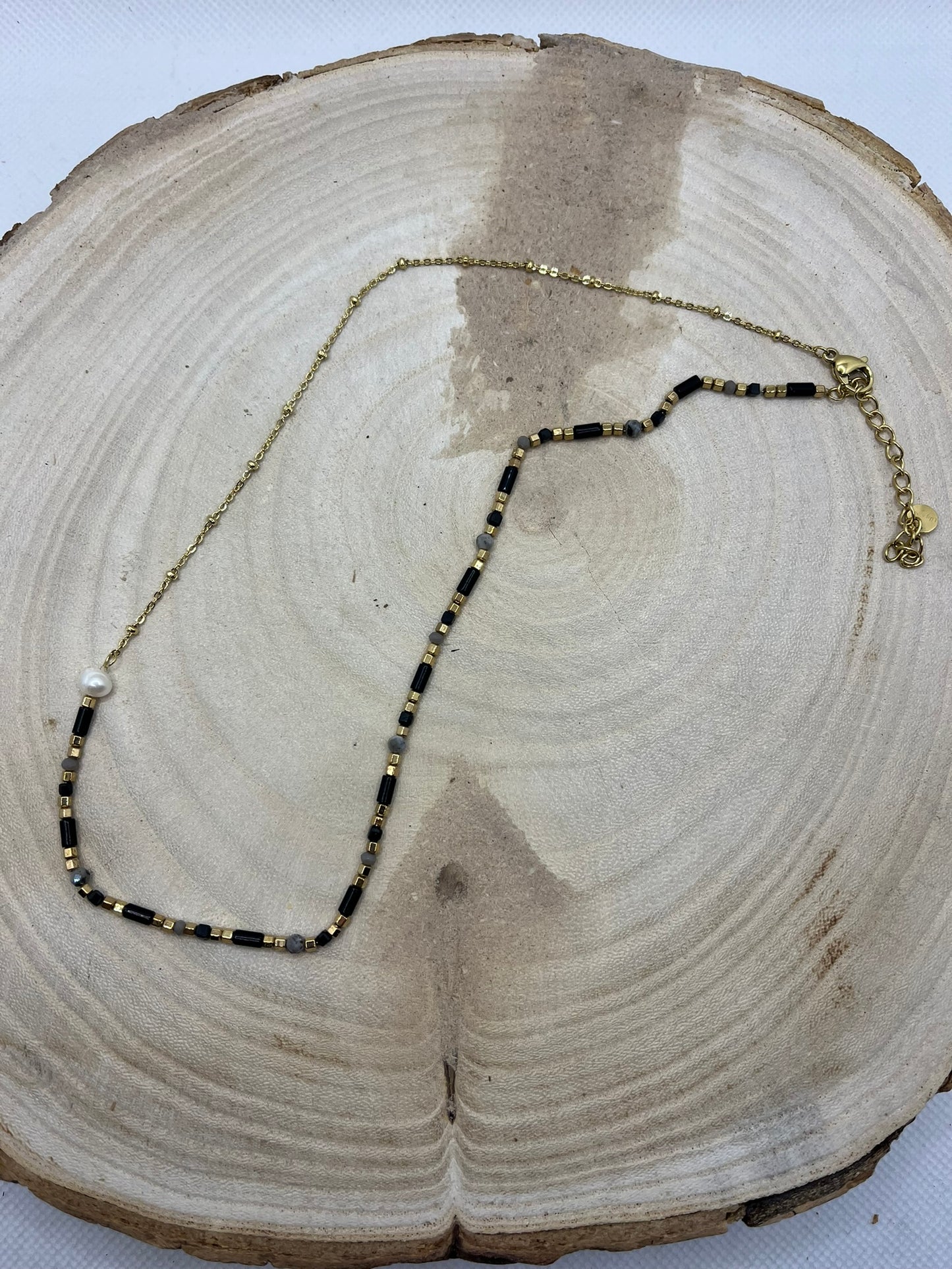 Collier fin en chaine et ses perles en dégradé de Noir, doré et blanche